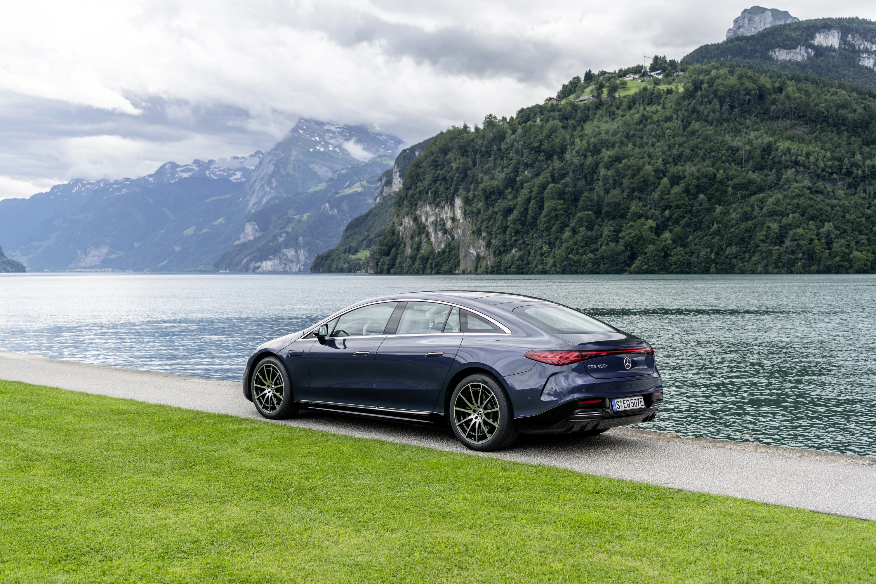 Mercedes-EQ EQS 450+ exterior view