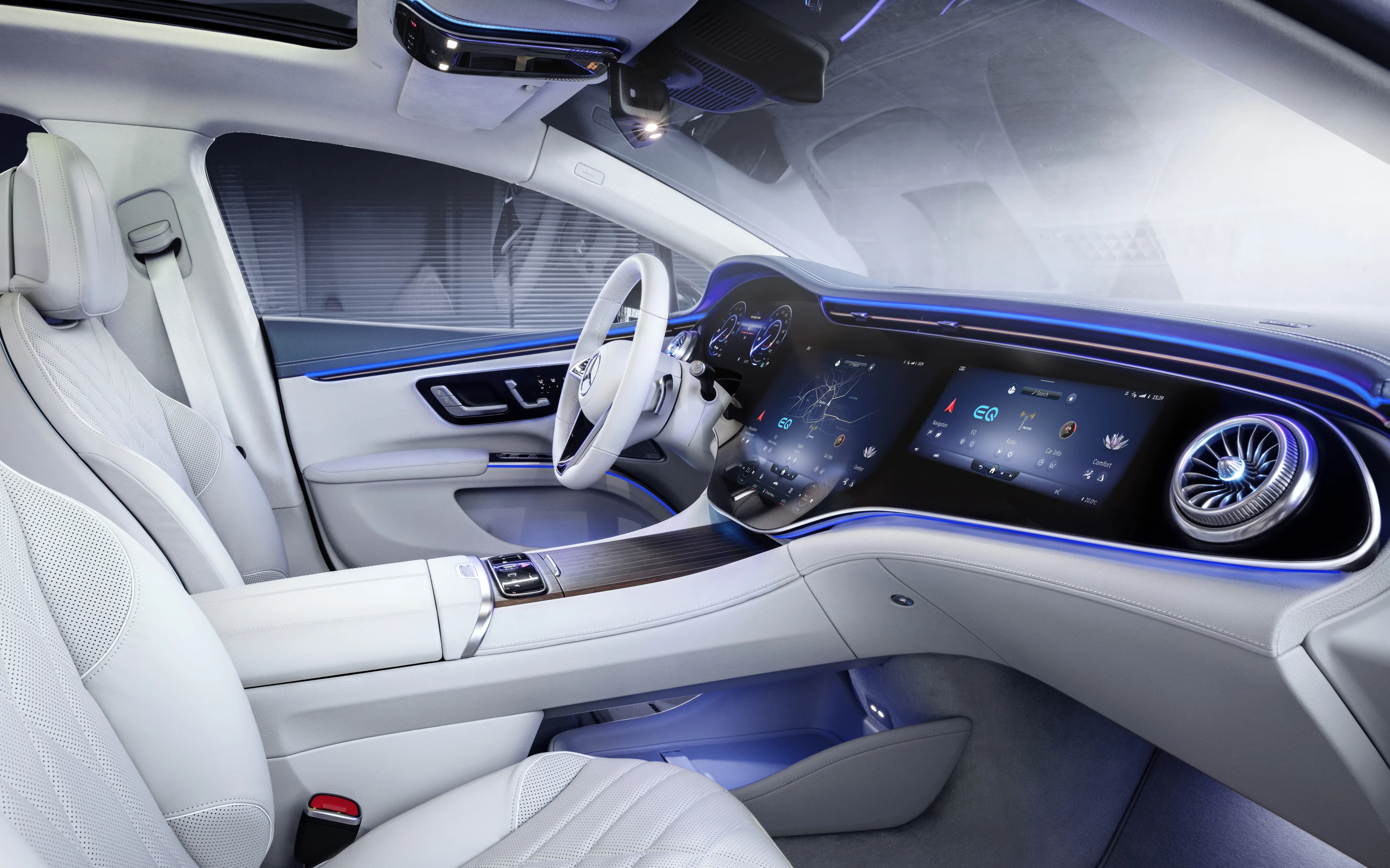 Mercedes-EQ EQS 500 4MATIC screens view