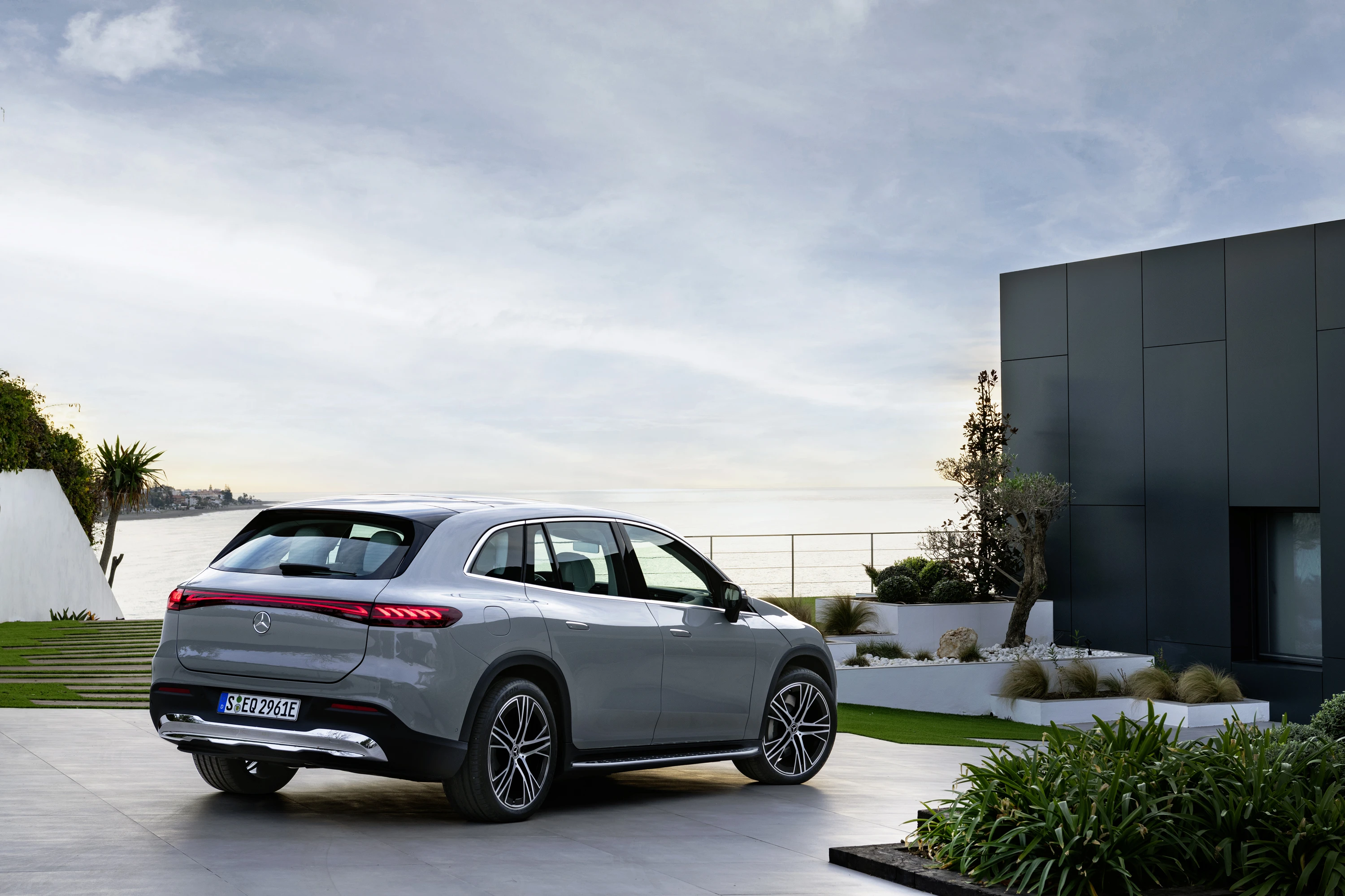Mercedes-EQ EQS 450 4MATIC SUV exterior view