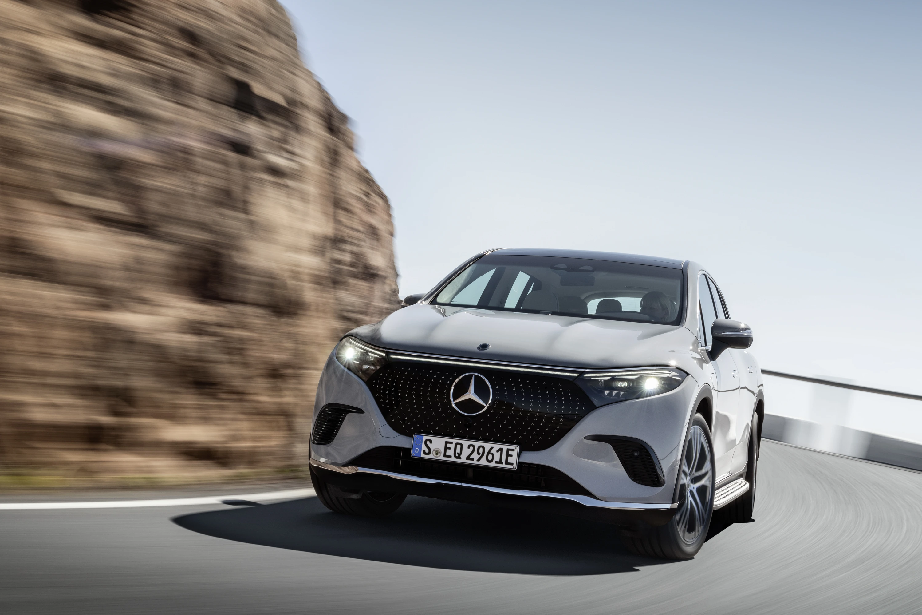 Mercedes-EQ EQS 450 4MATIC SUV headlight view
