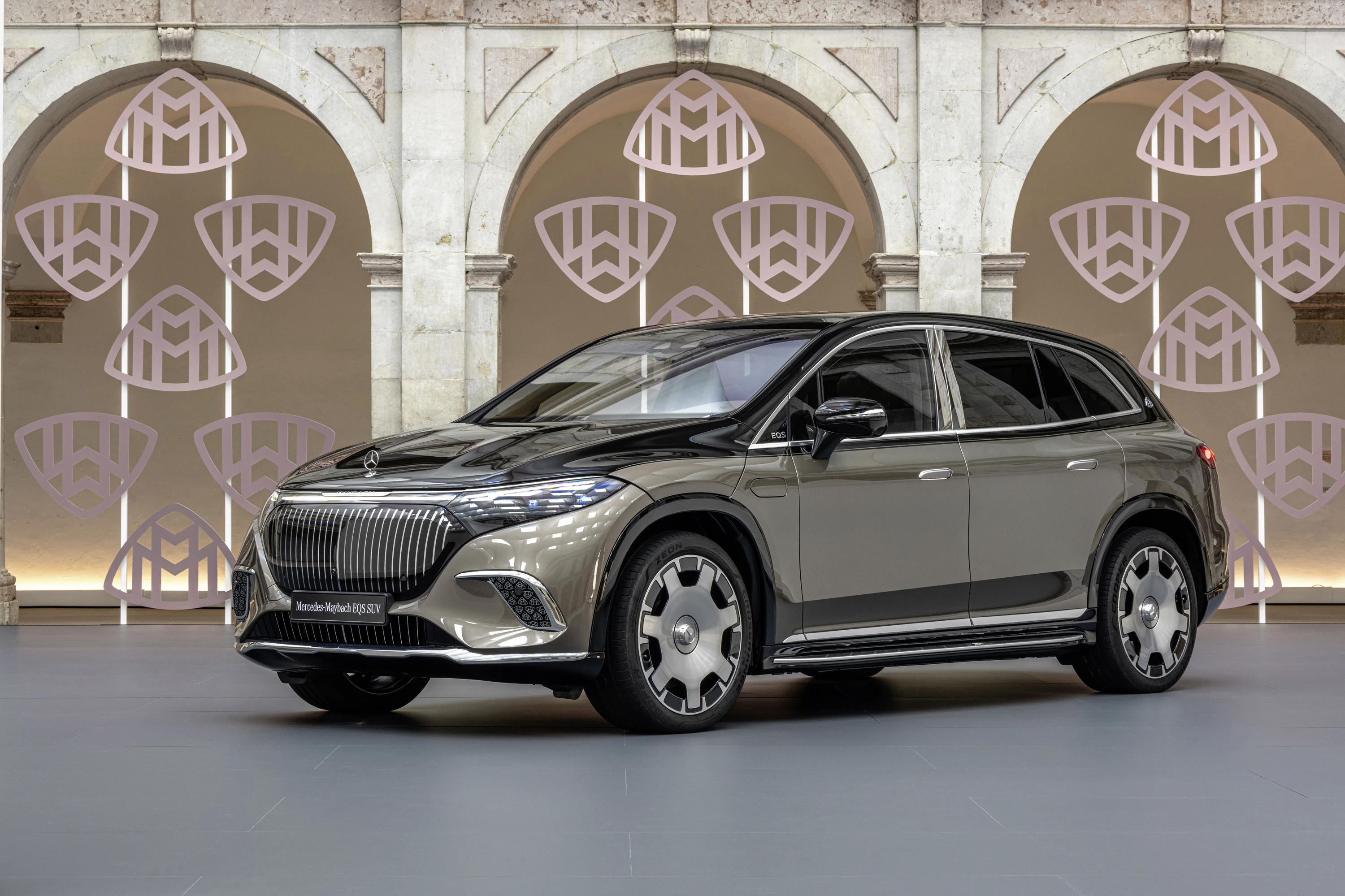 Mercedes-Maybach EQS 680 SUV exterior view