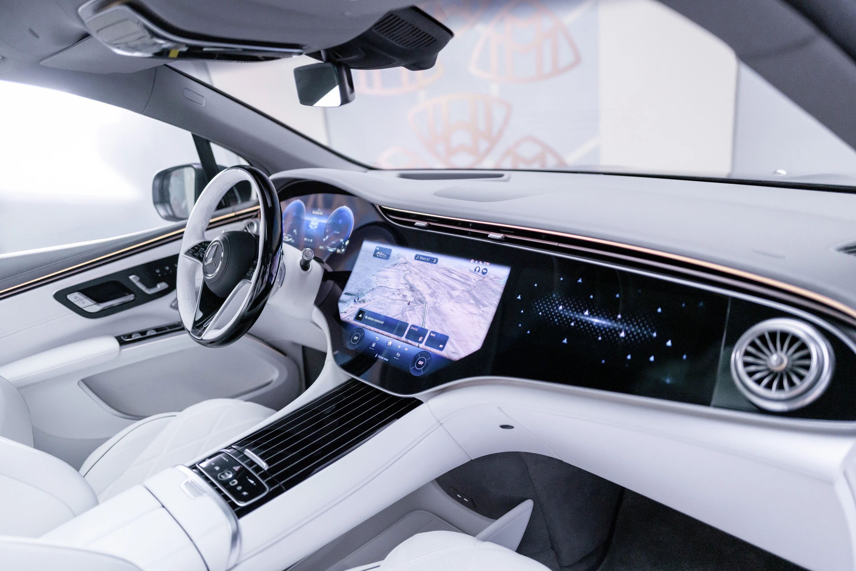 Mercedes-Maybach EQS 680 SUV frontseats view