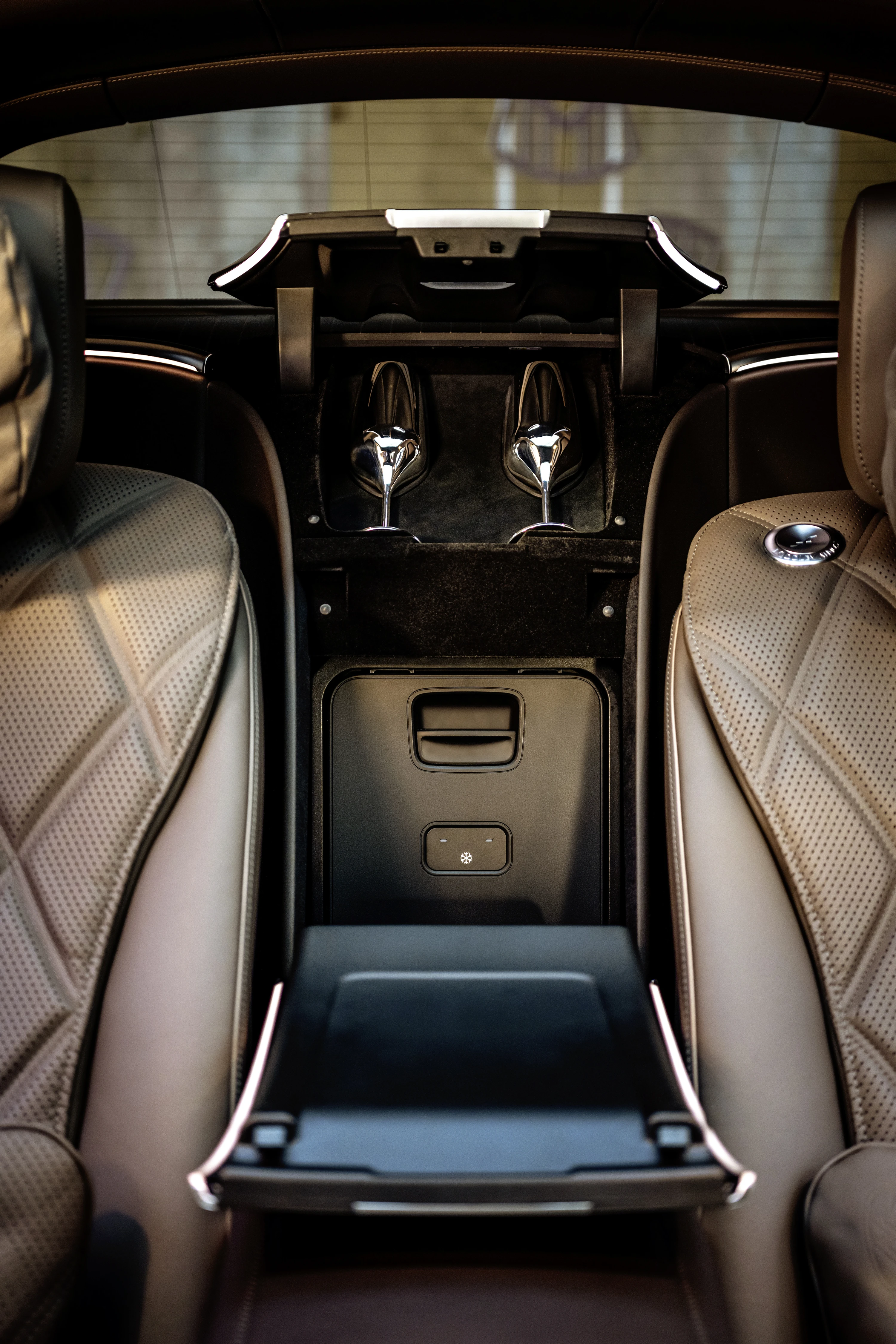 Mercedes-Maybach EQS 680 SUV winecooler view