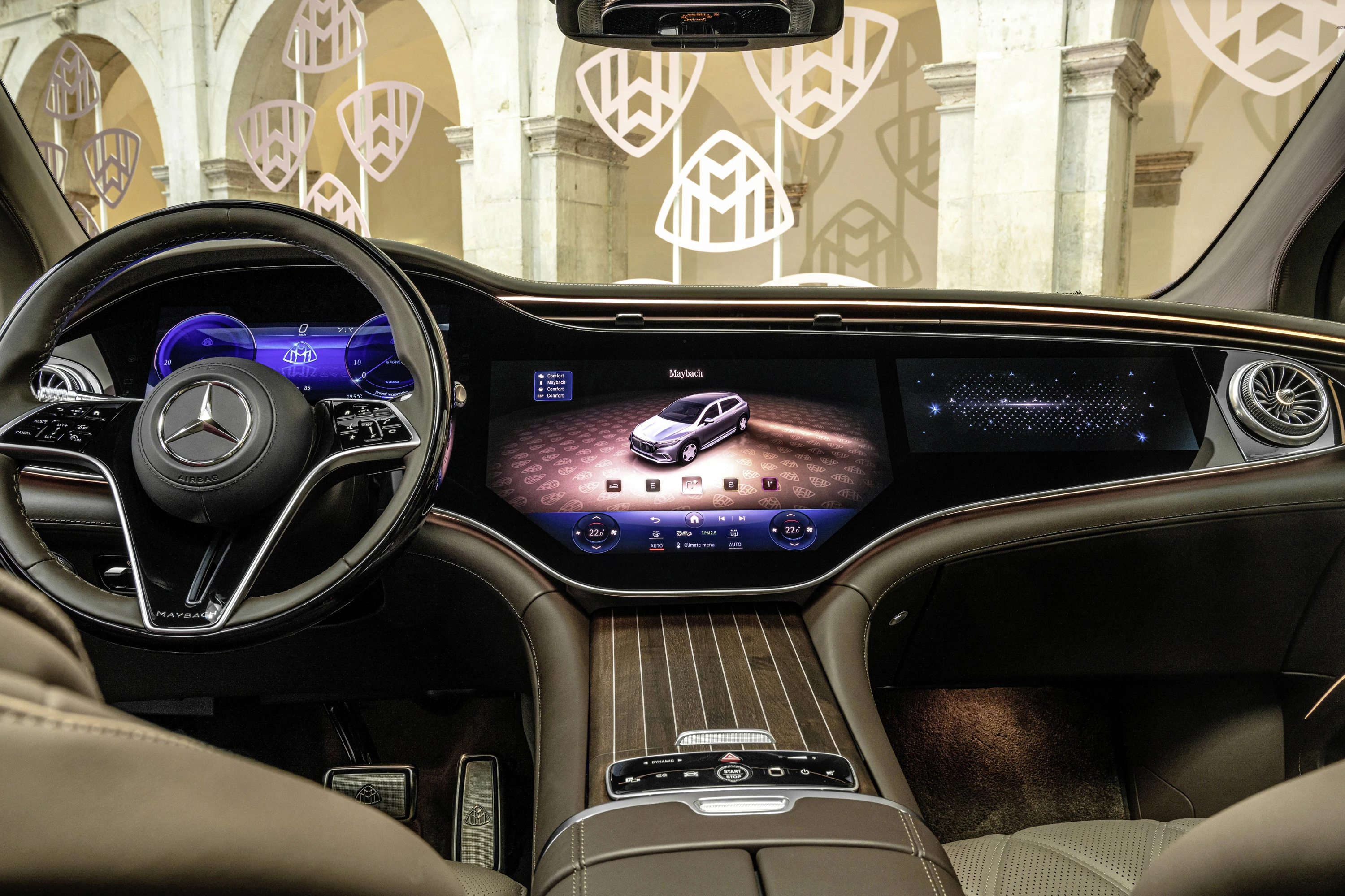 Mercedes-Maybach EQS 680 SUV screens view