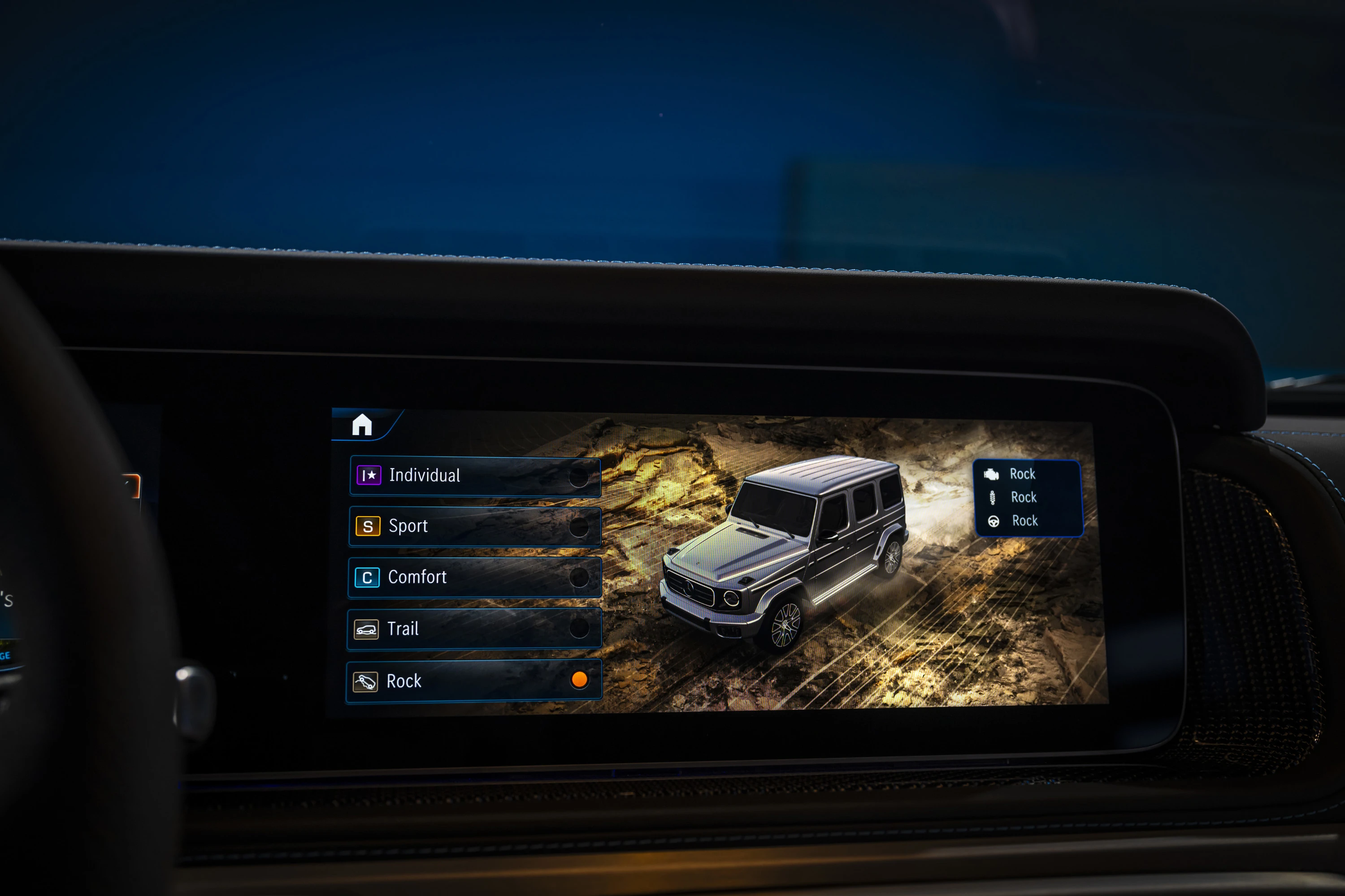 Mercedes-EQ G 580 EQ screens view