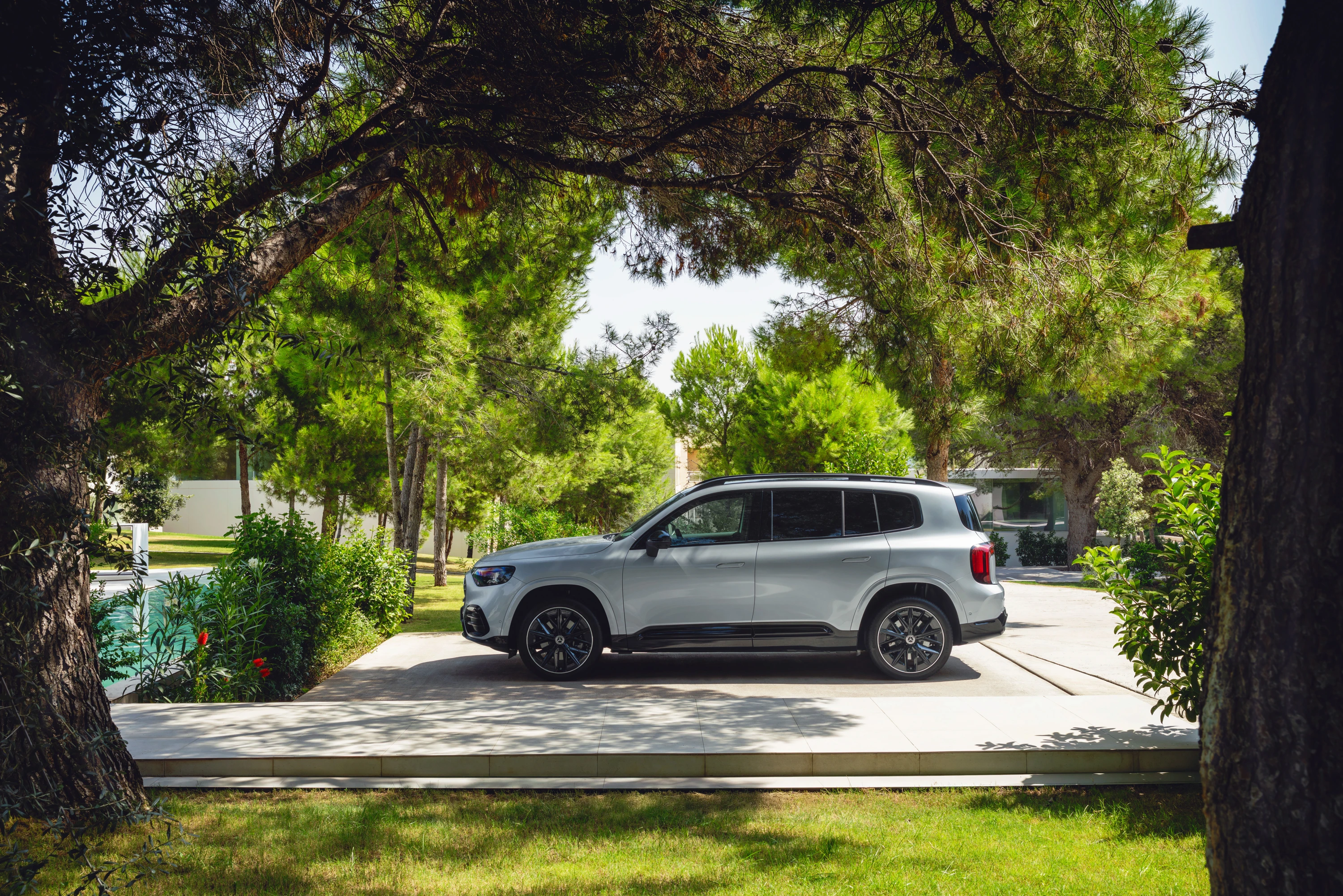 Mercedes GLB 250+ exterior view