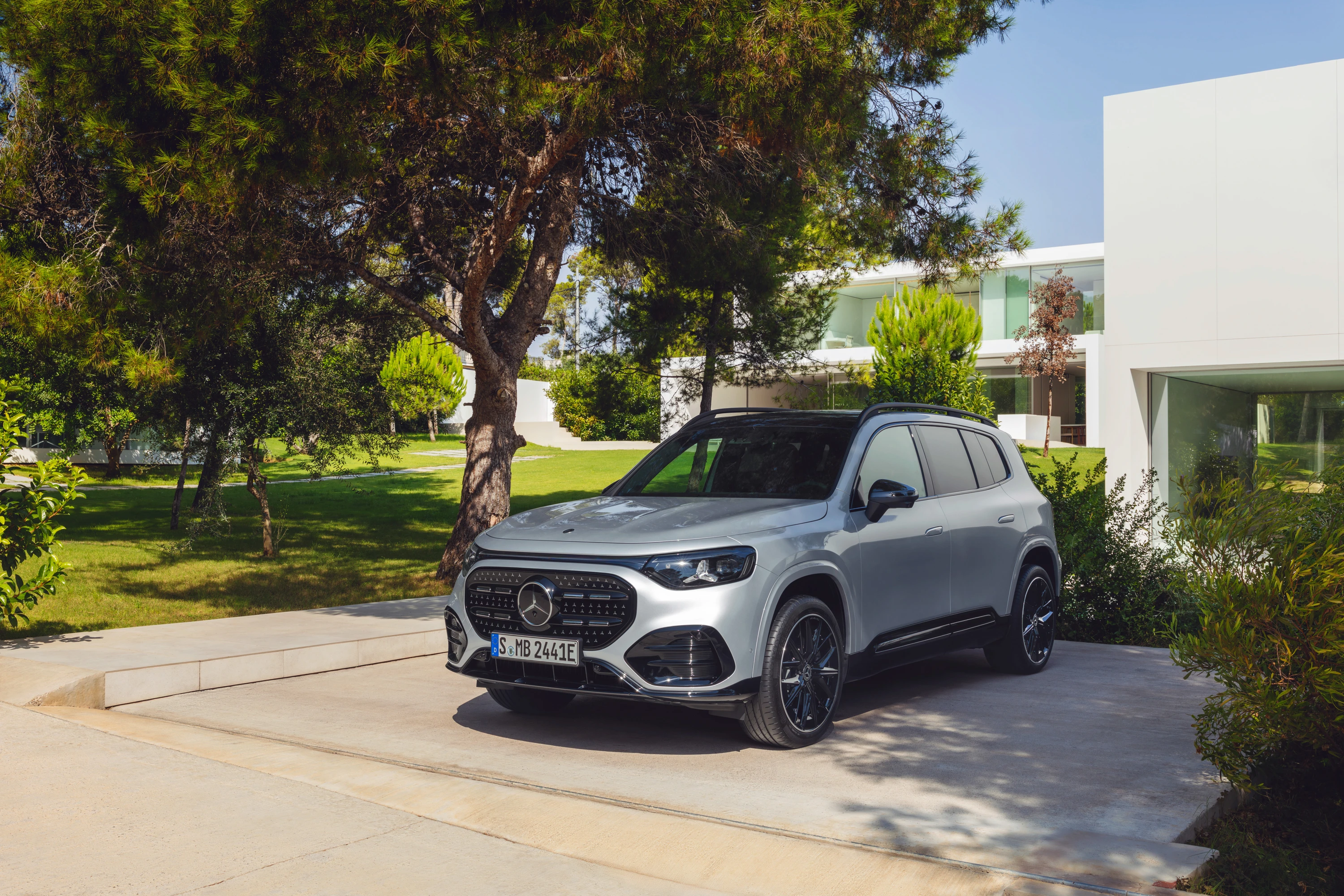 Mercedes GLB 350 4MATIC exterior view
