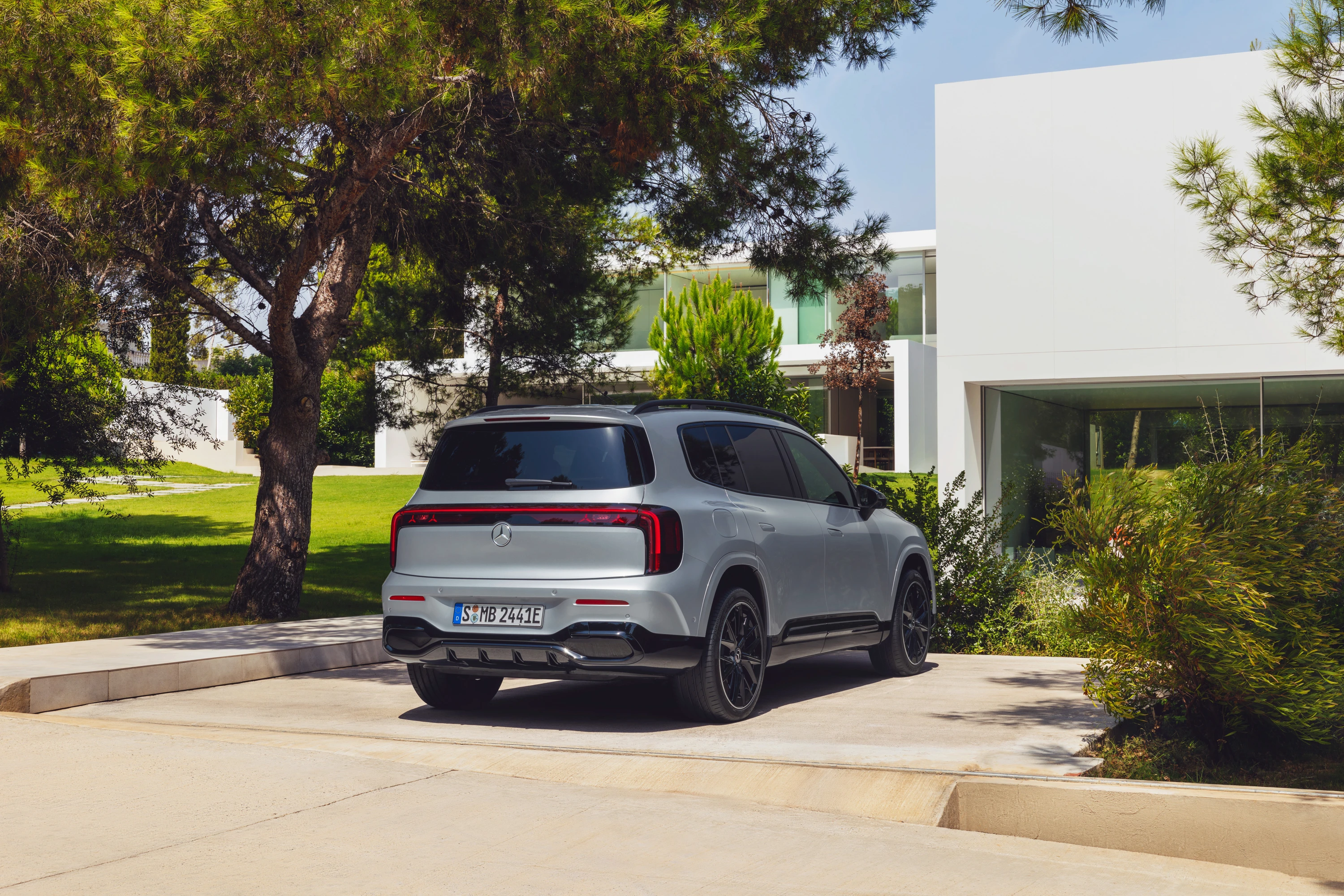 Mercedes GLB 350 4MATIC exterior view