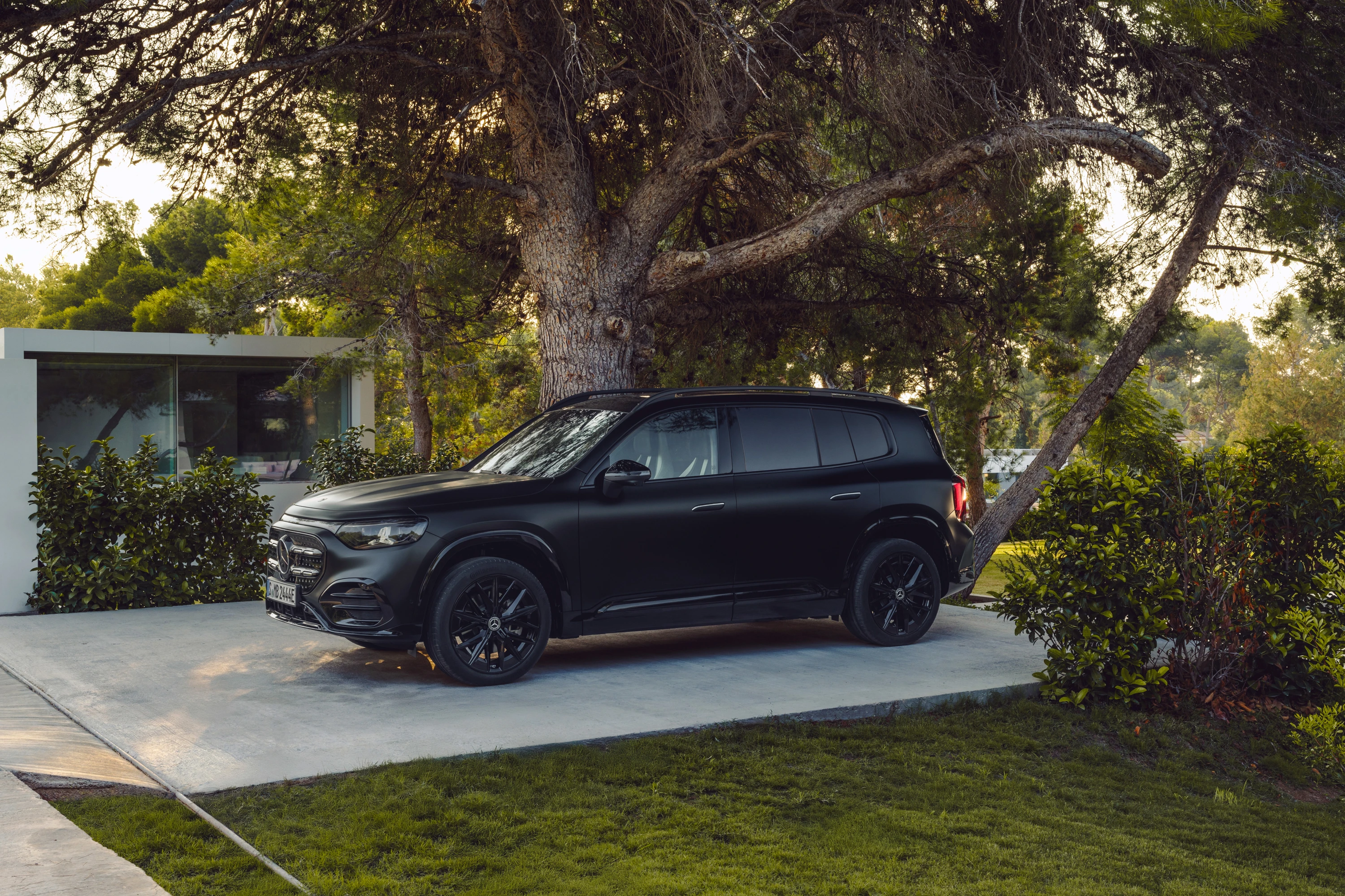 Mercedes GLB 350 4MATIC exterior view