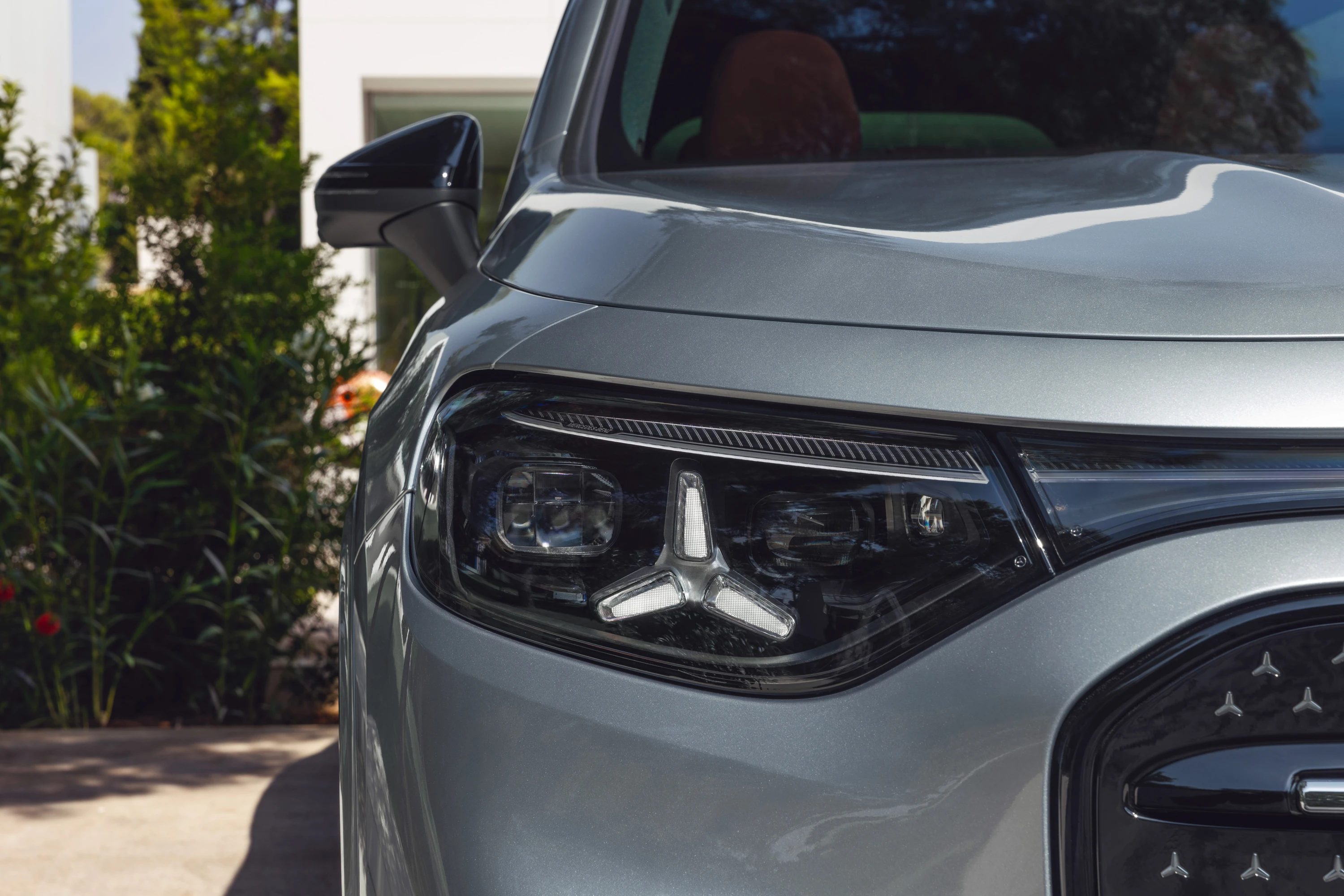 Mercedes GLB 350 4MATIC headlights view