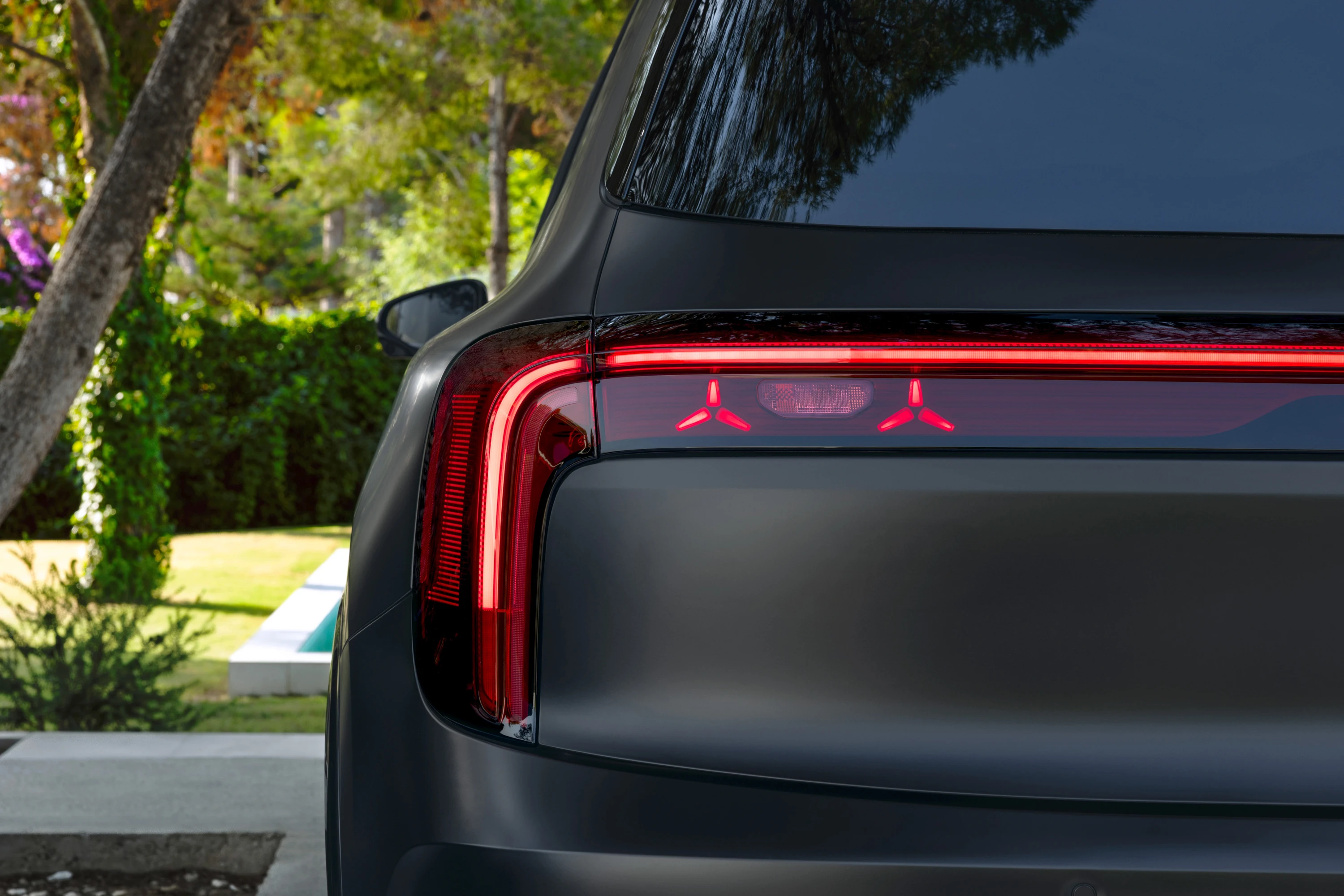 Mercedes GLB 350 4MATIC taillights view