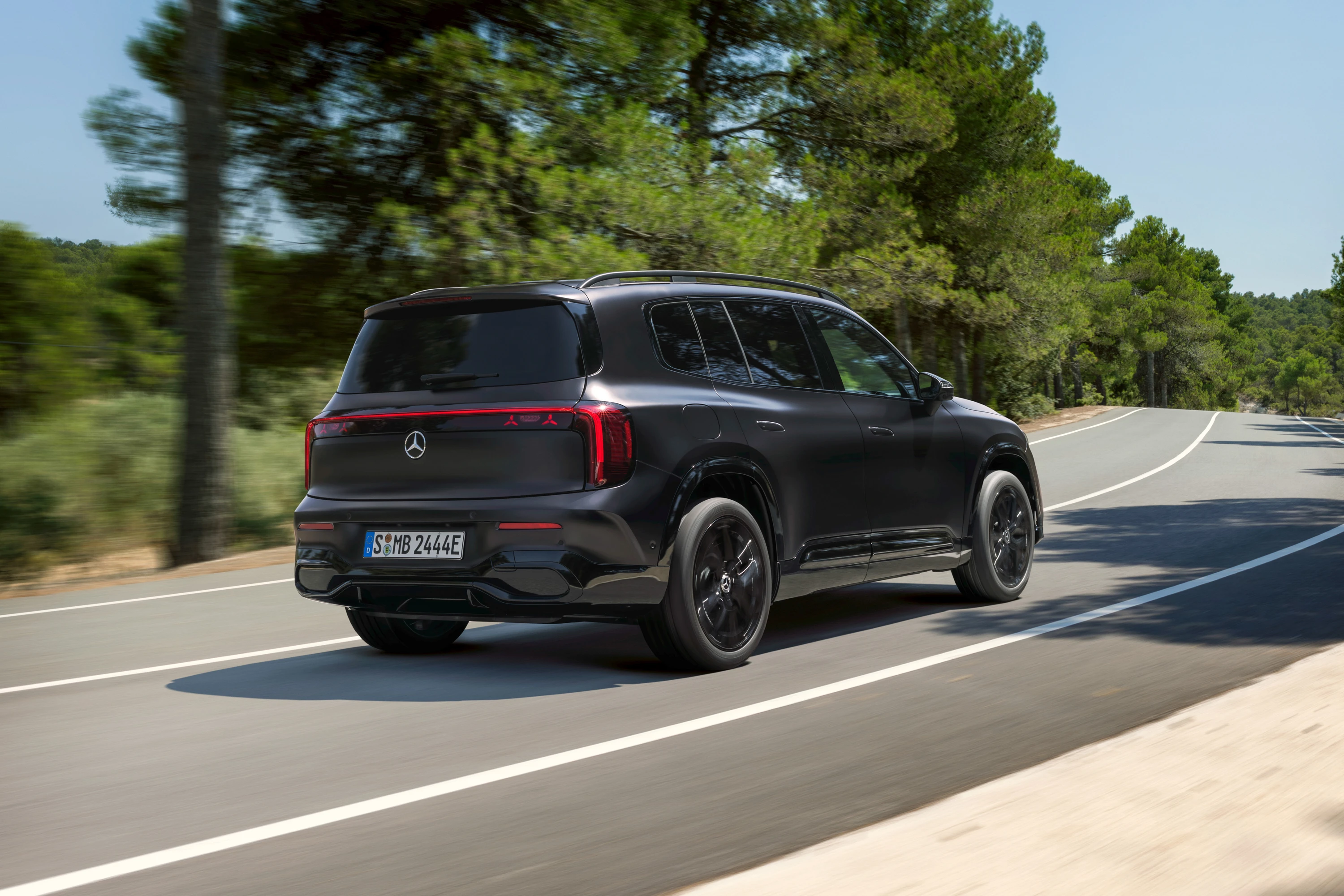 Mercedes GLB 350 4MATIC exterior view