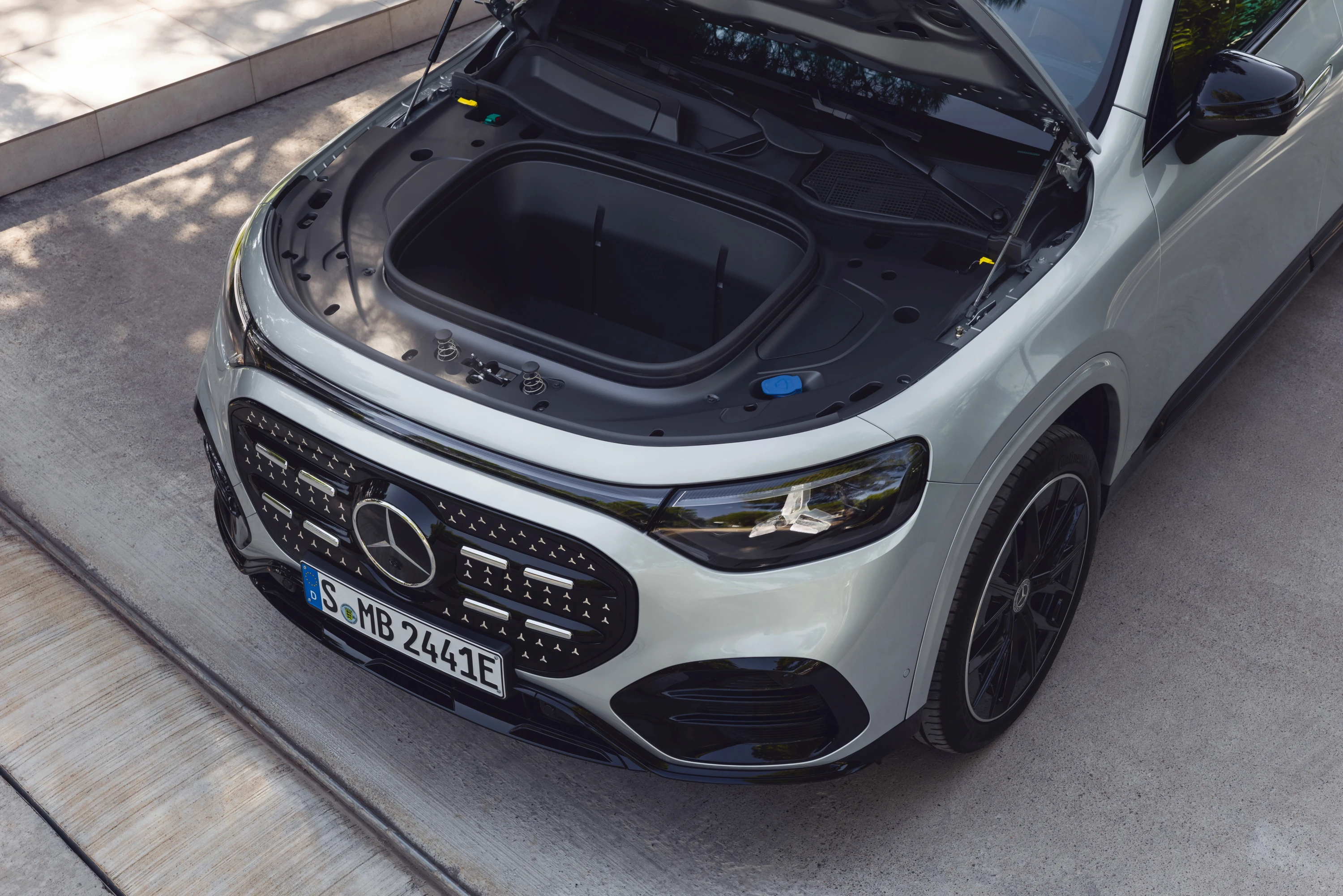 Mercedes GLB 350 4MATIC frunk view