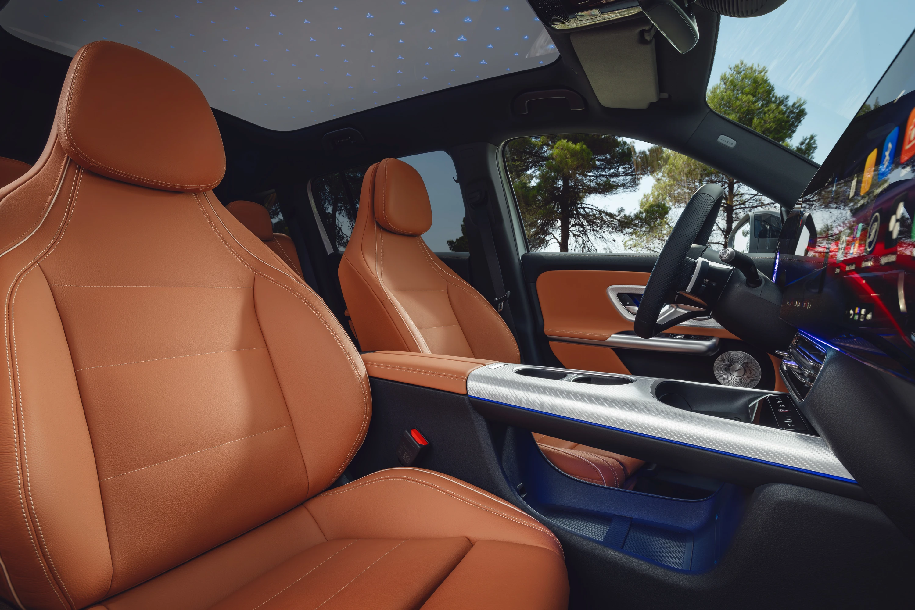 Mercedes GLB 350 4MATIC frontseats view