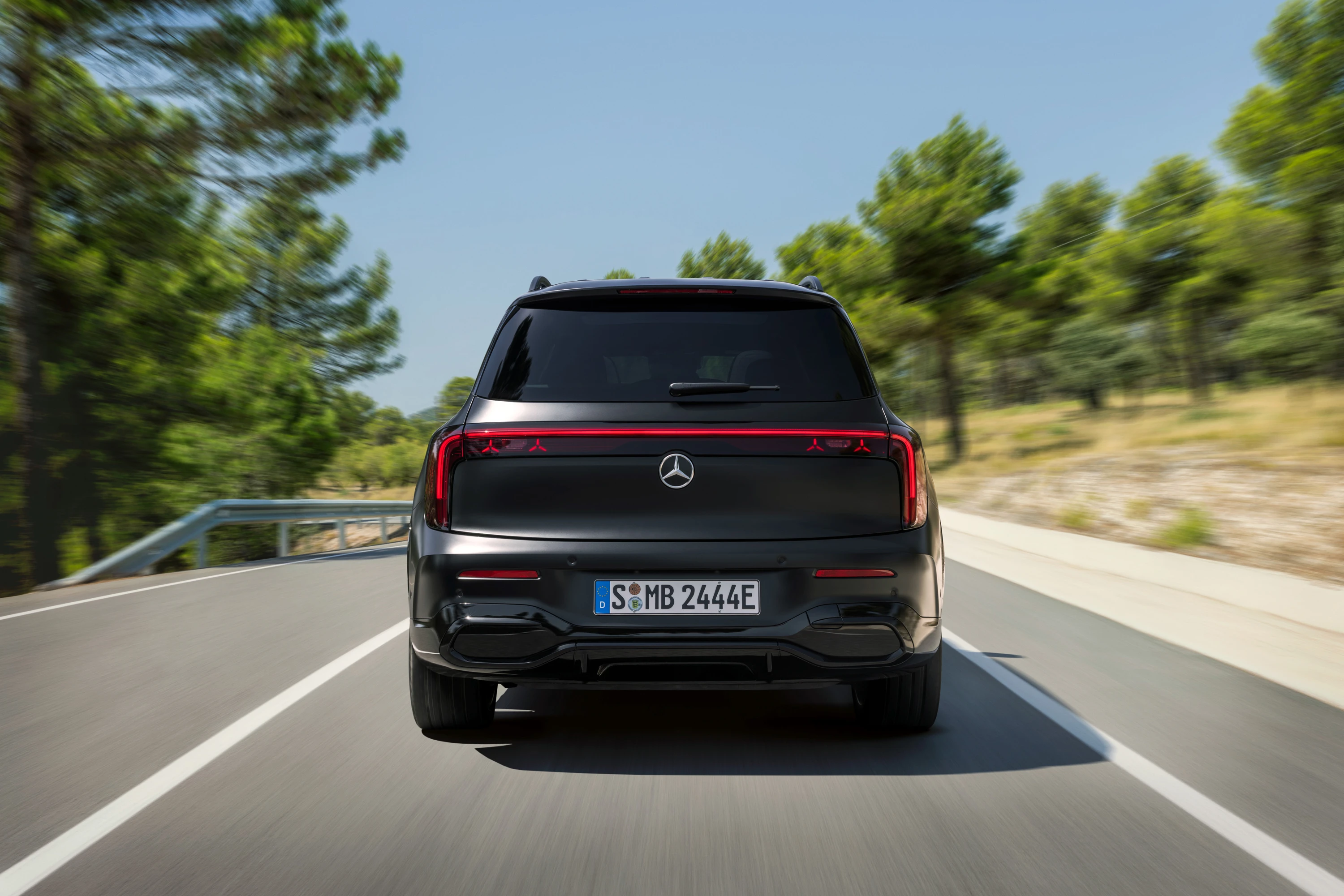 Mercedes GLB 350 4MATIC exterior view