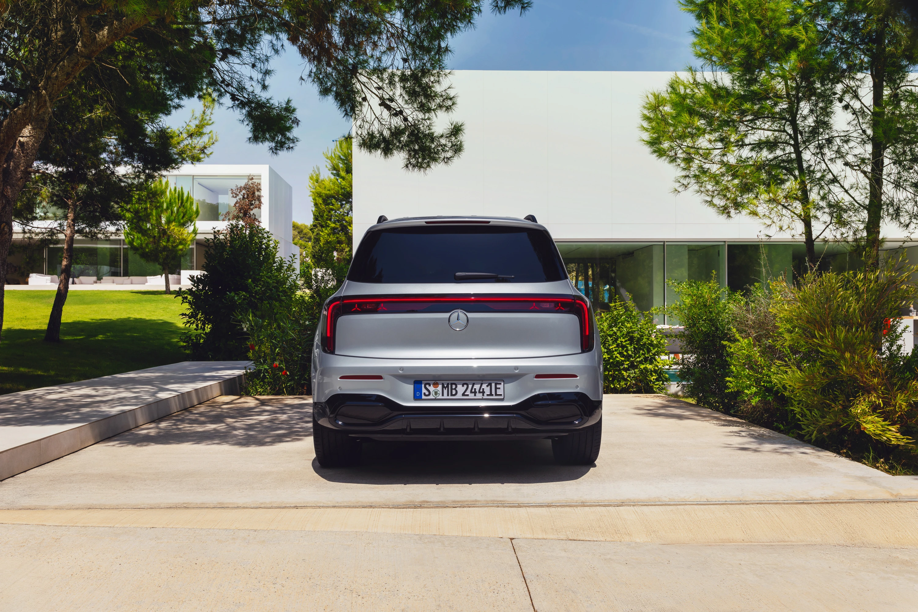 Mercedes GLB 350 4MATIC exterior view