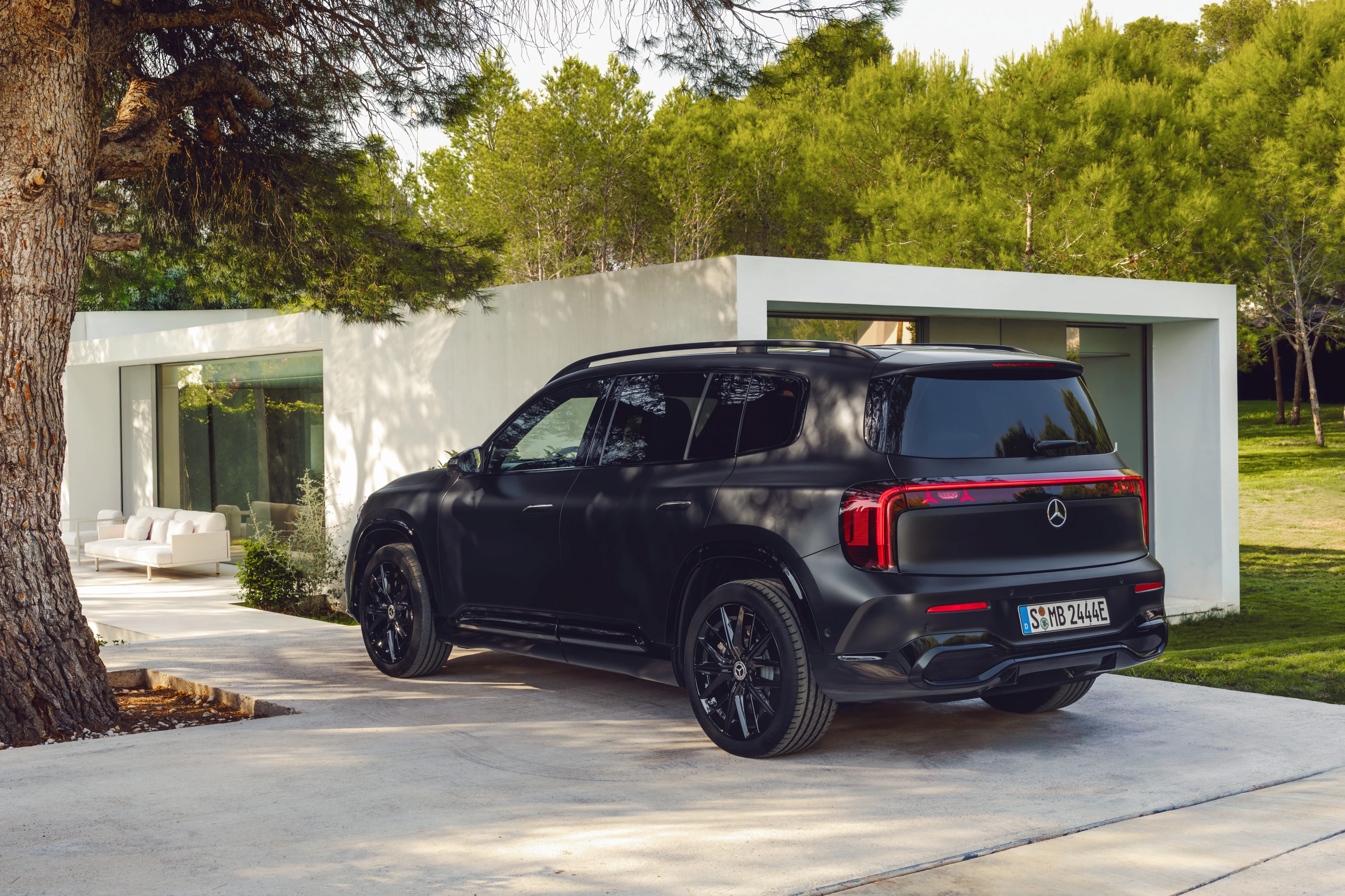 Mercedes GLB 350 4MATIC exterior view