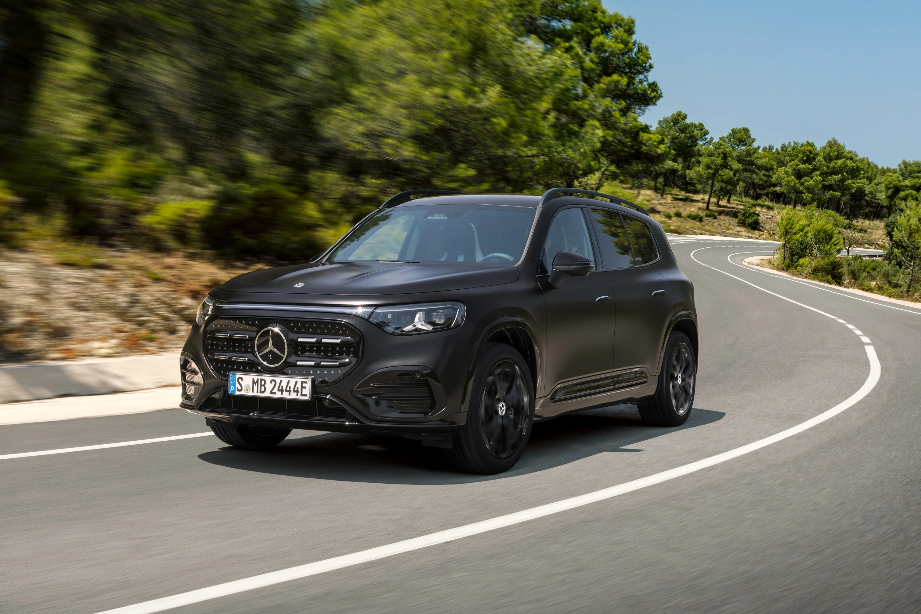 Mercedes GLB 350 4MATIC exterior view
