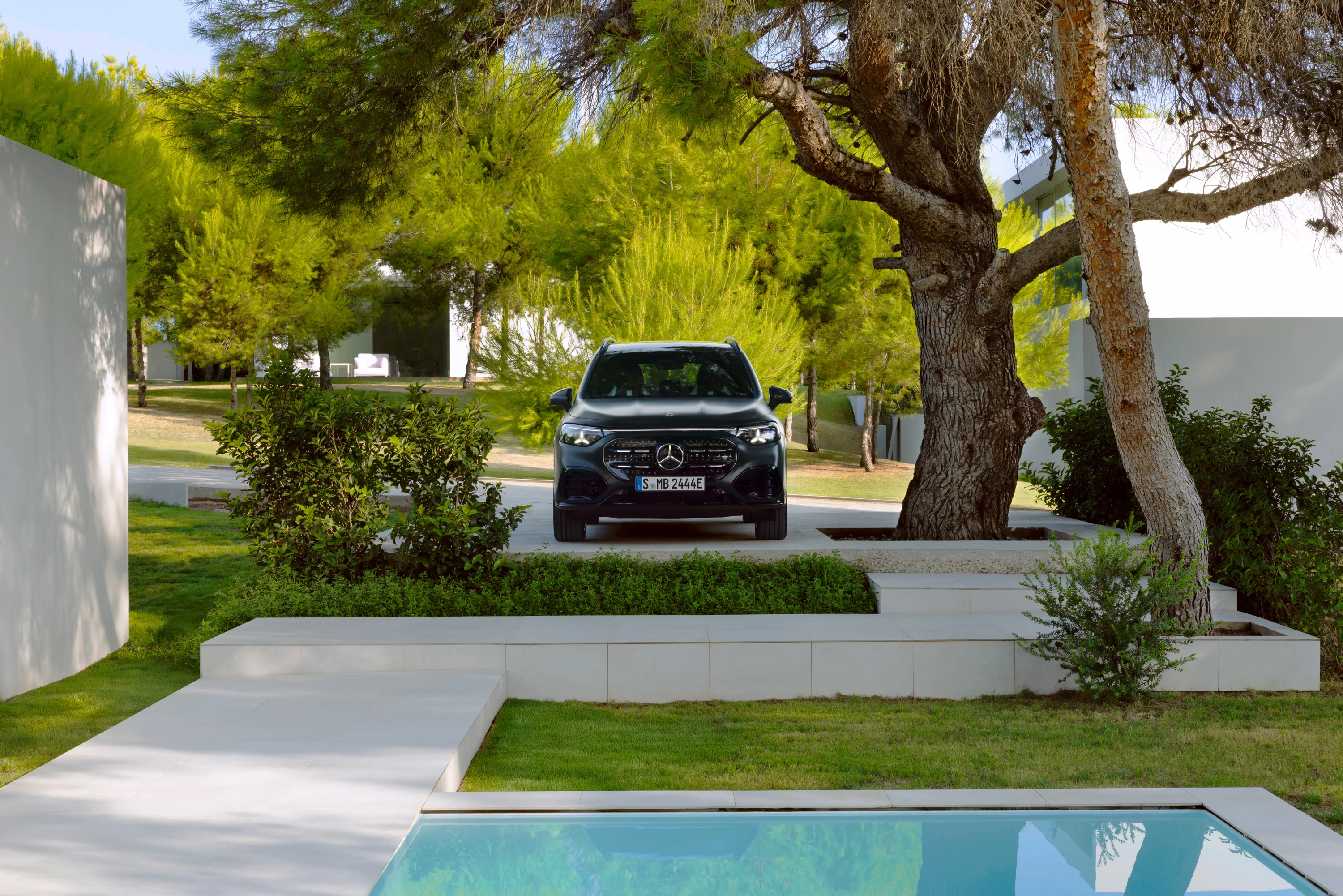Mercedes GLB 350 4MATIC exterior view