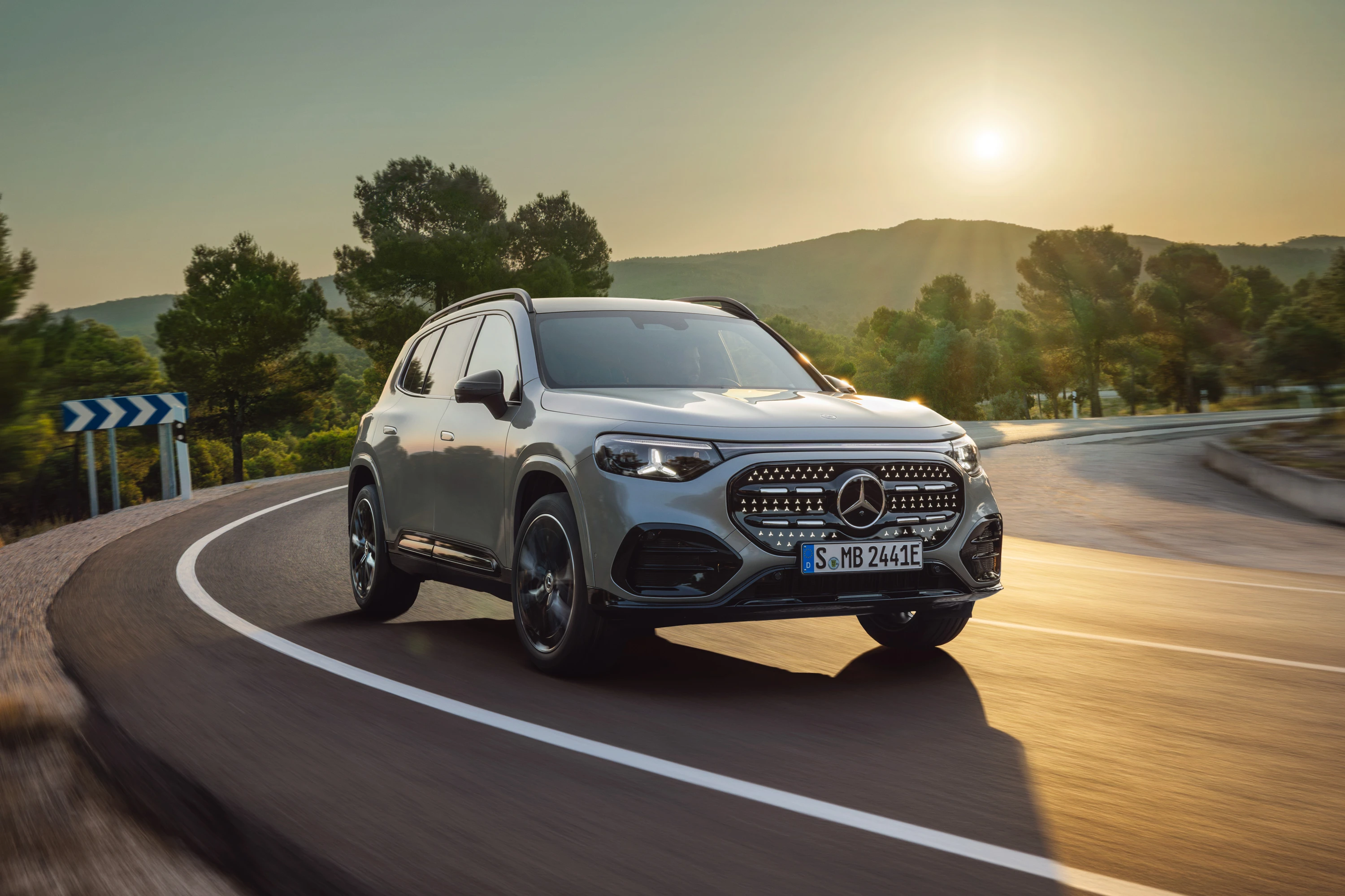 Mercedes GLB 350 4MATIC exterior view