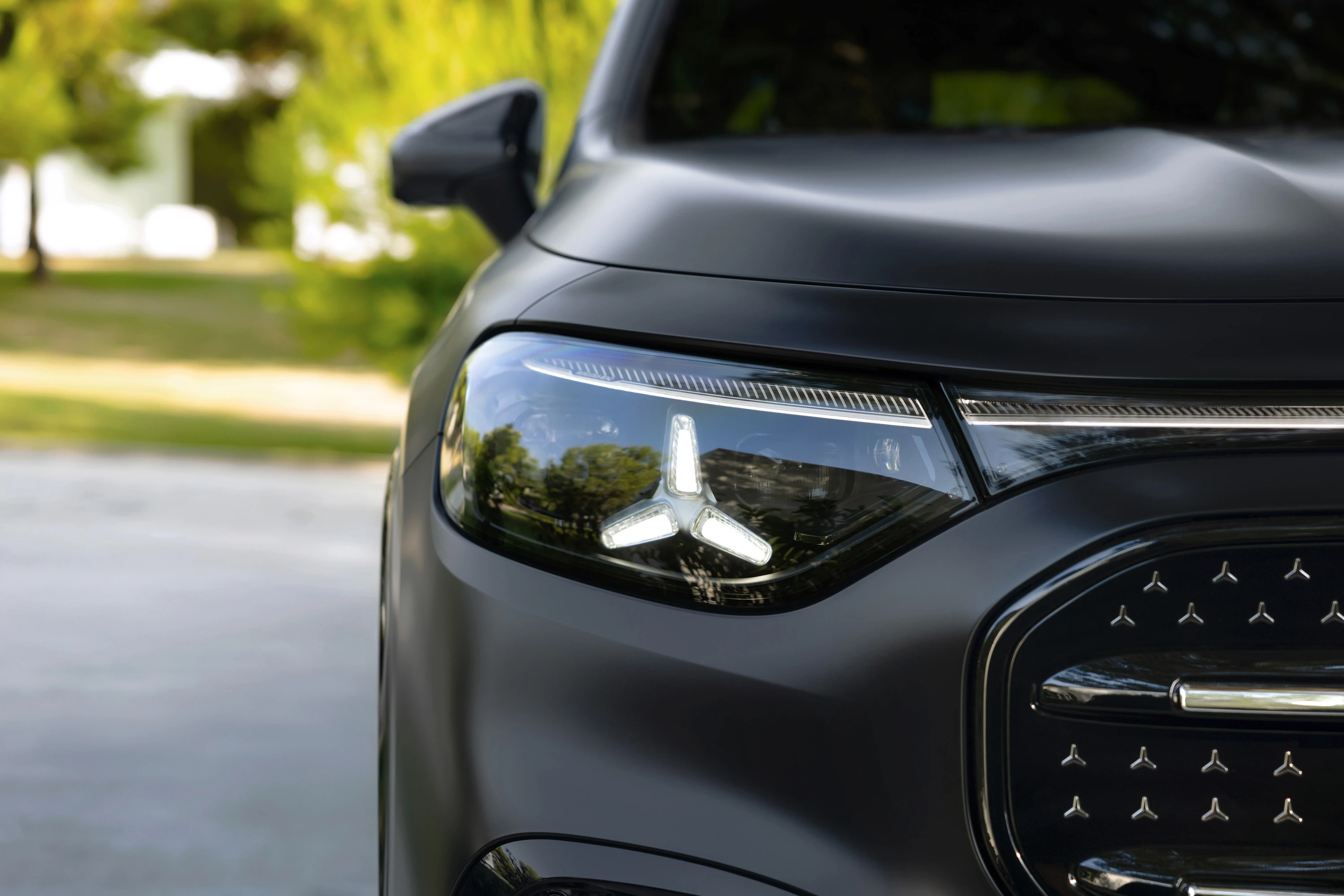 Mercedes GLB 350 4MATIC headlights view
