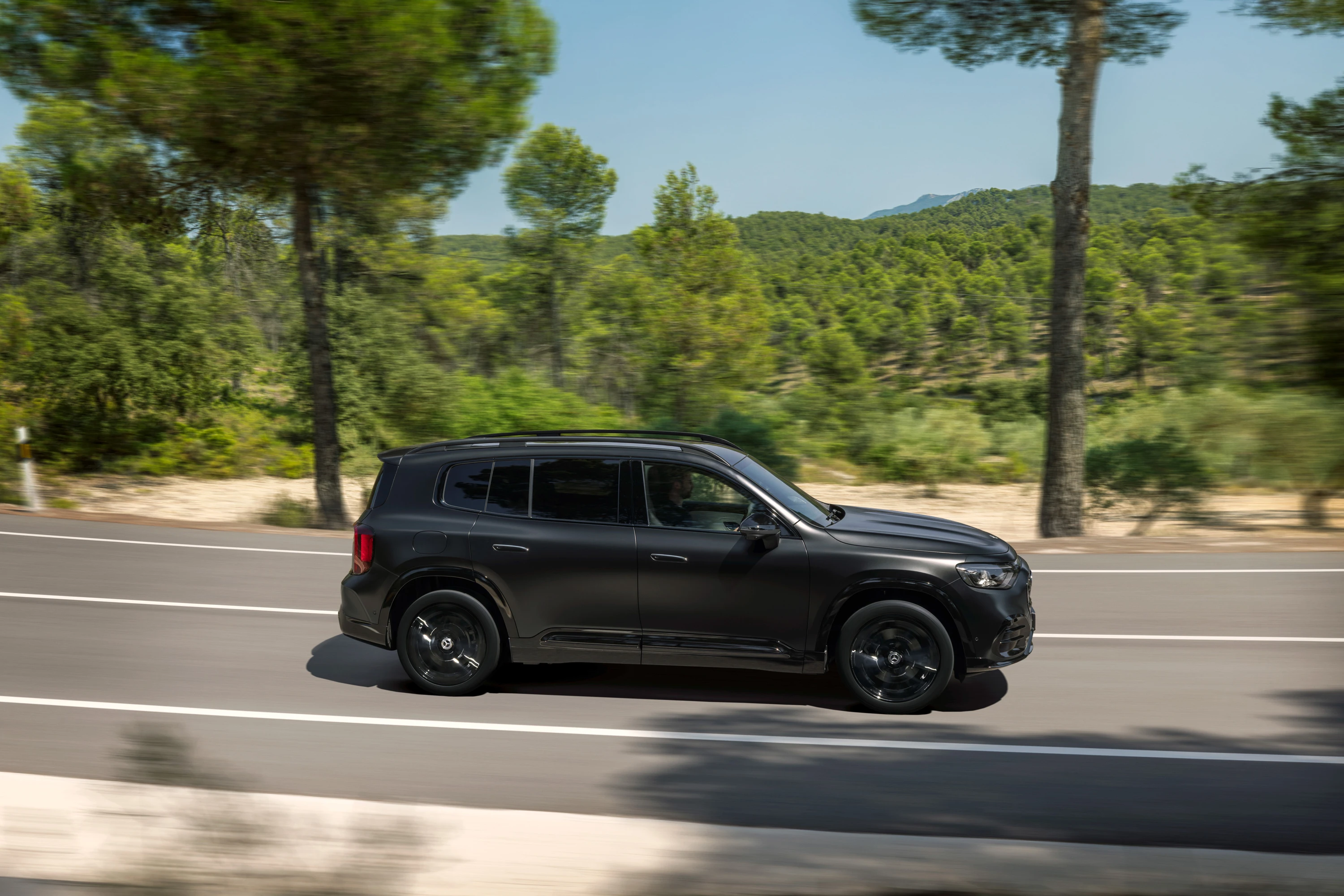 Mercedes GLB 350 4MATIC exterior view