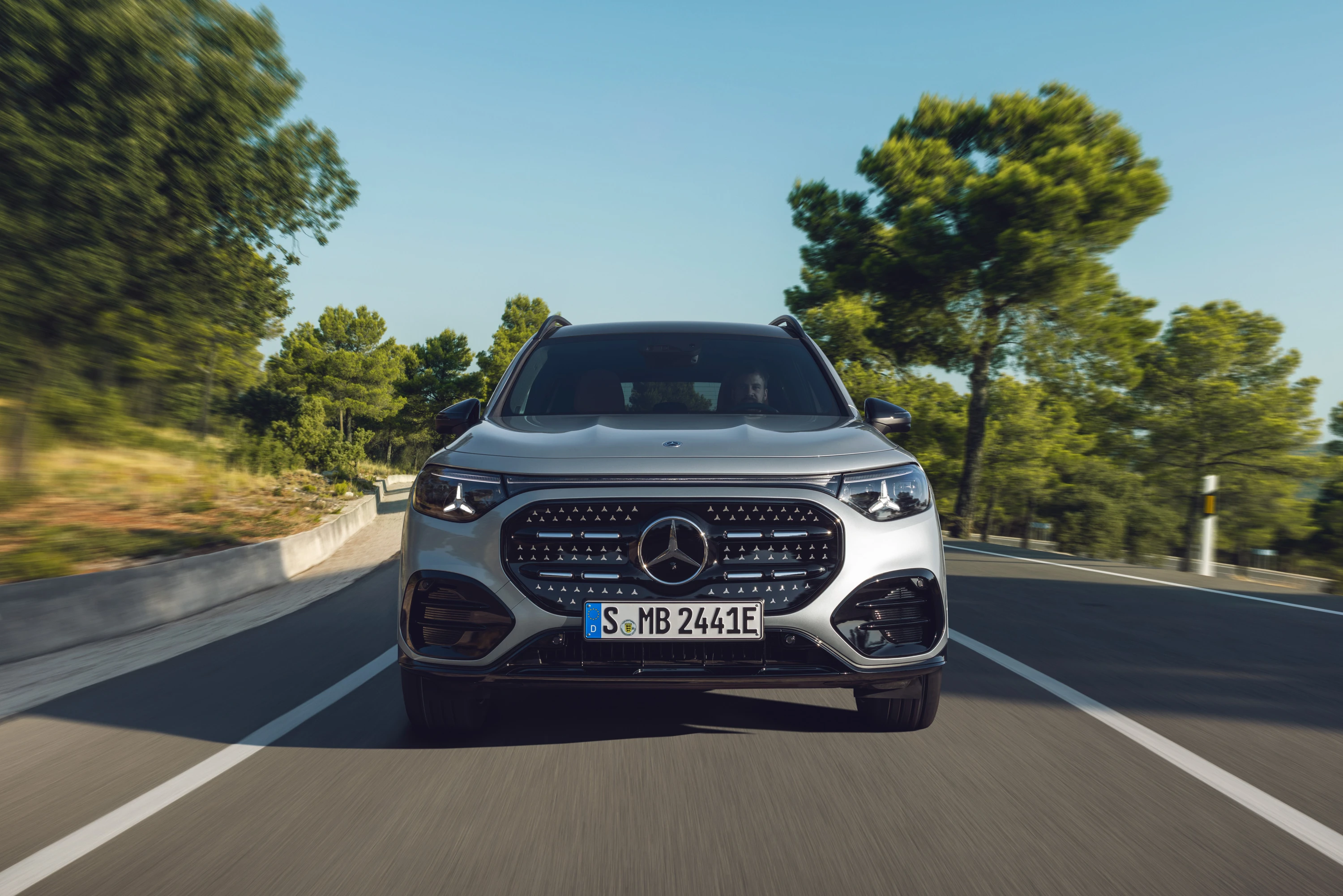 Mercedes GLB 350 4MATIC exterior view