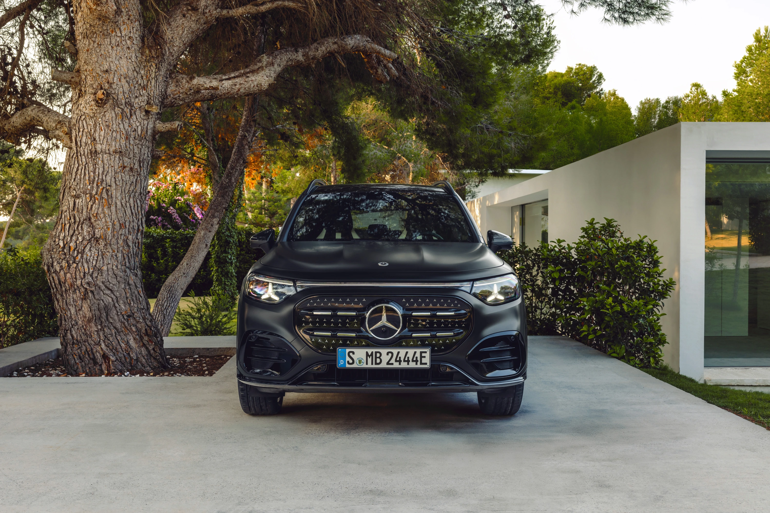 Mercedes GLB 350 4MATIC exterior view