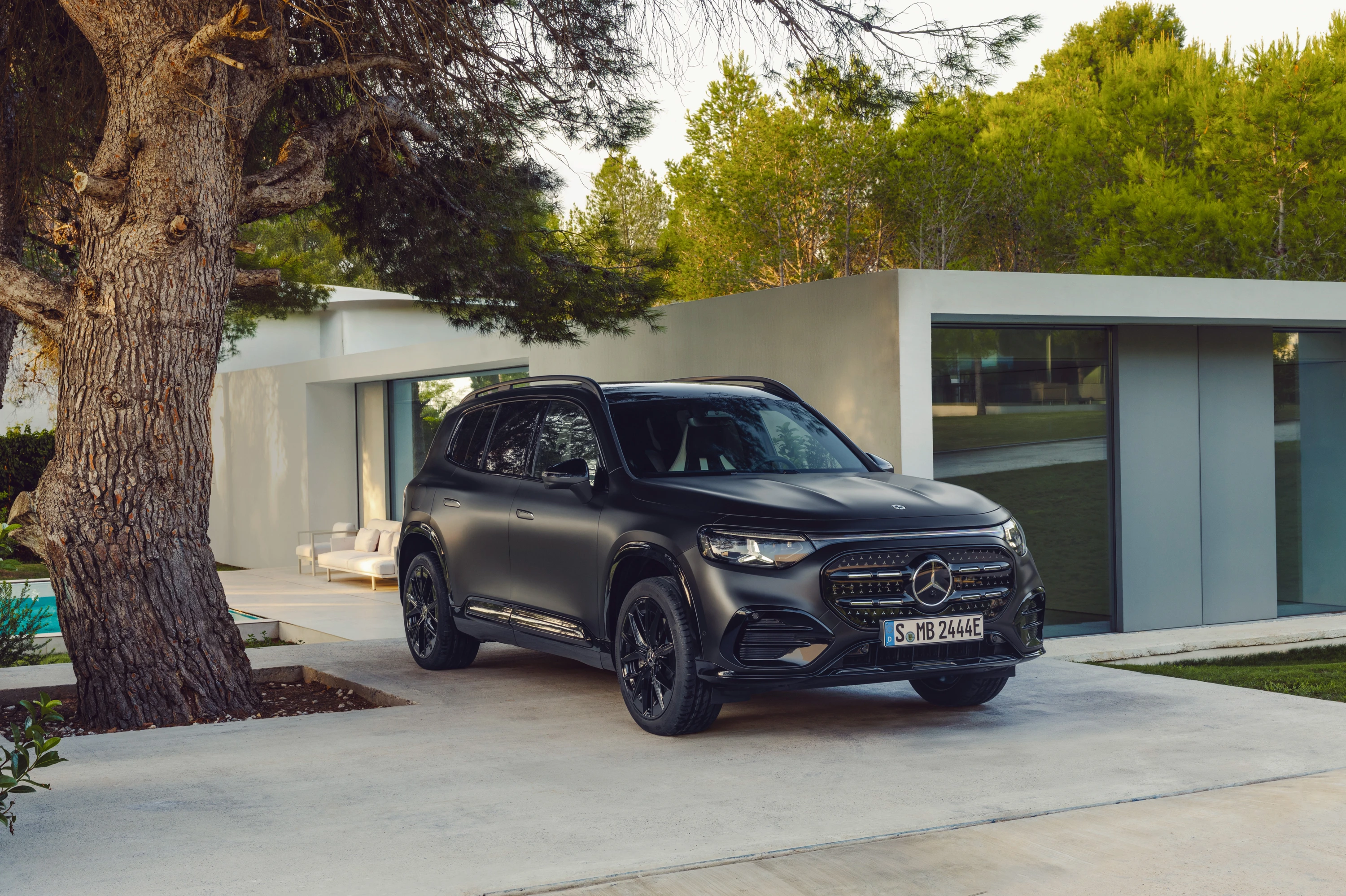 Mercedes GLB 350 4MATIC exterior view