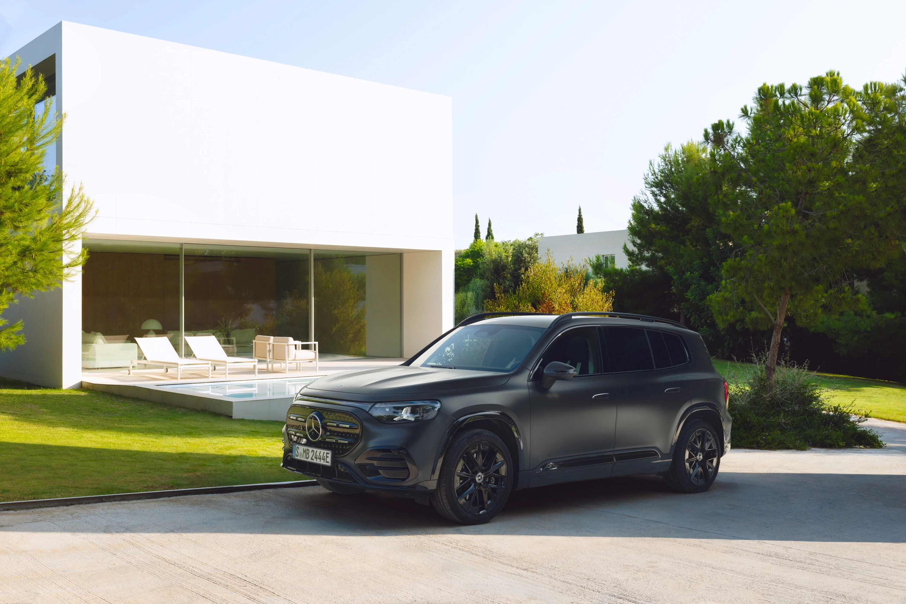 Mercedes GLB 350 4MATIC exterior view