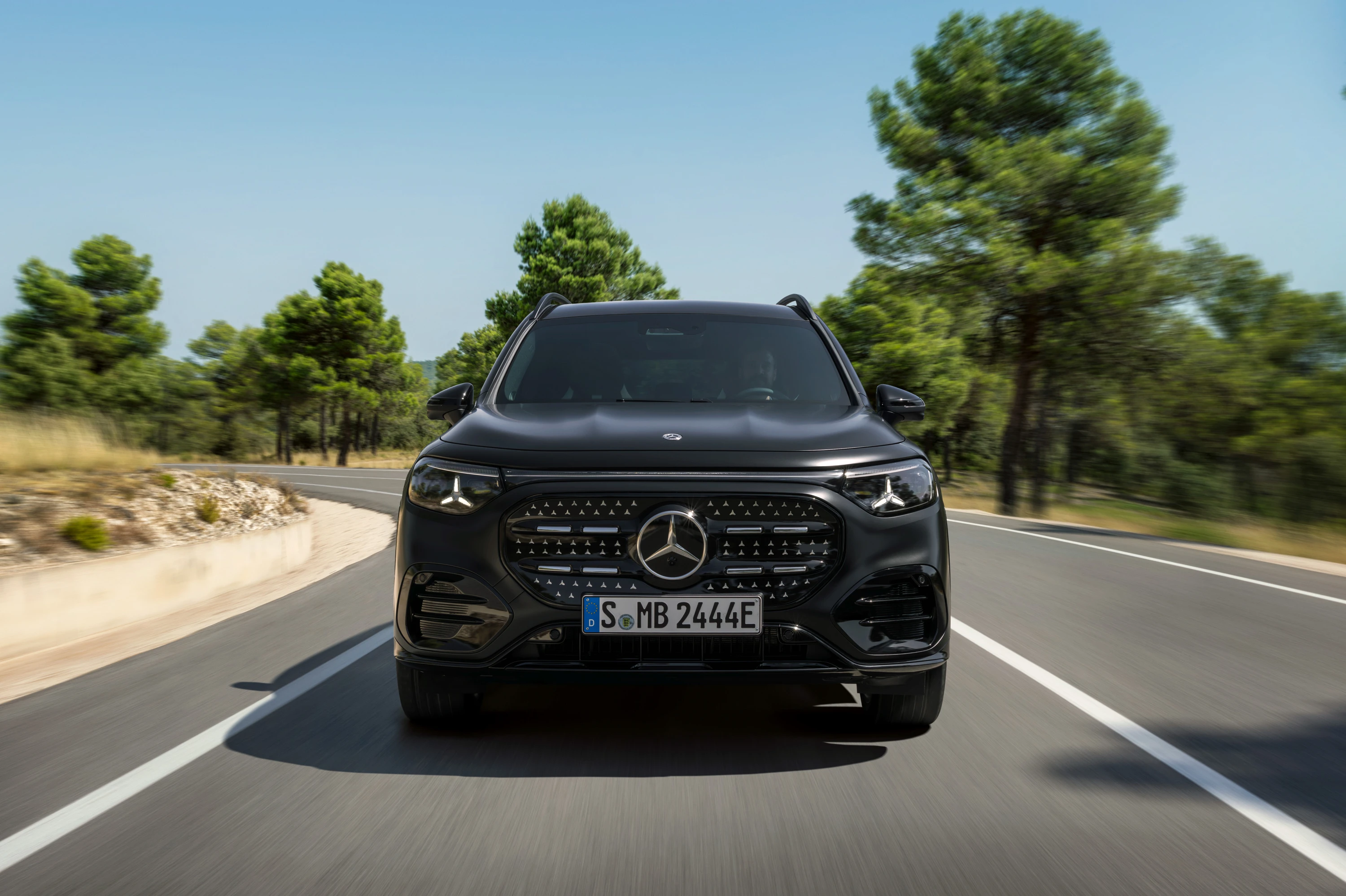 Mercedes GLB 350 4MATIC exterior view
