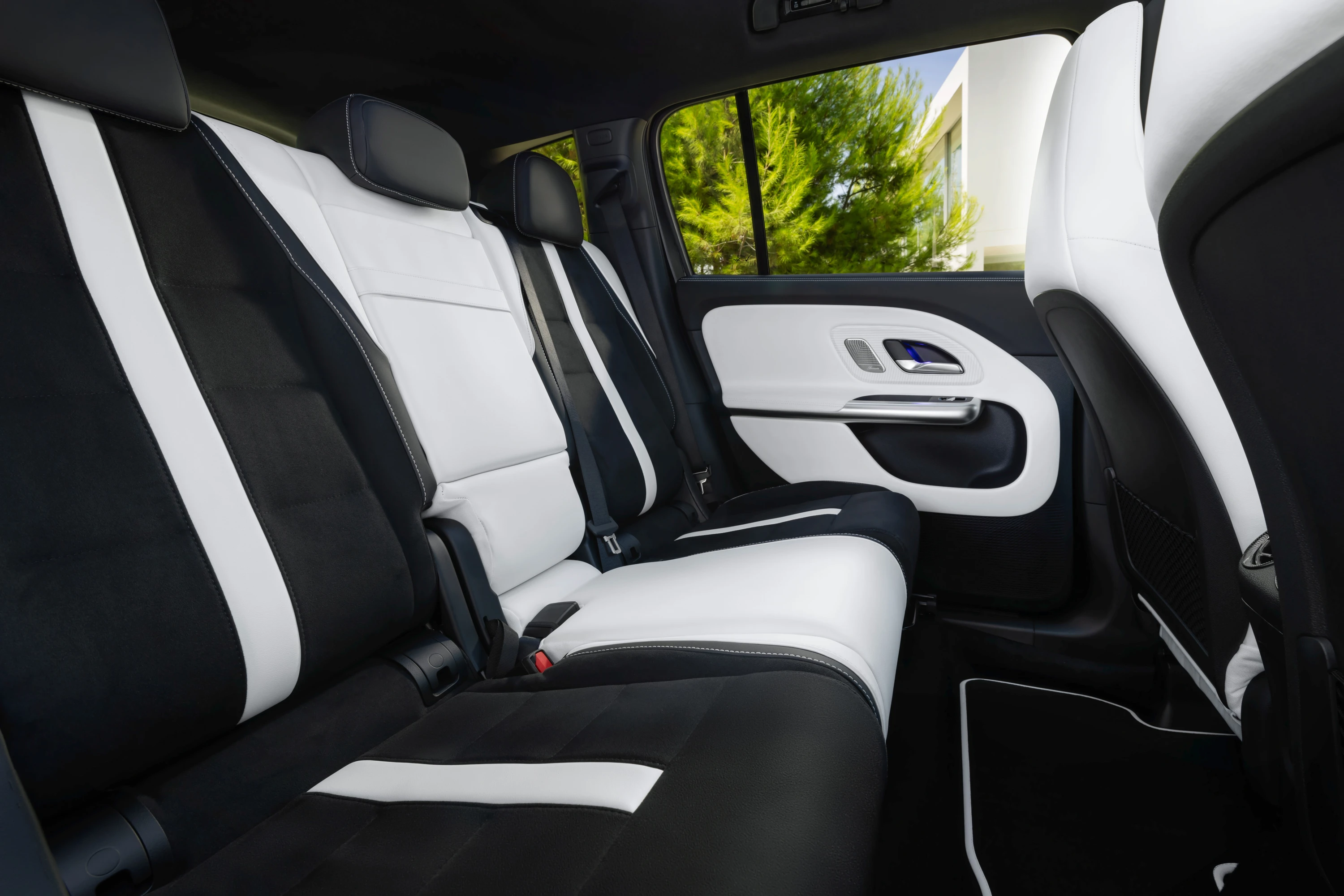 Mercedes GLB 350 4MATIC secondrowseats view