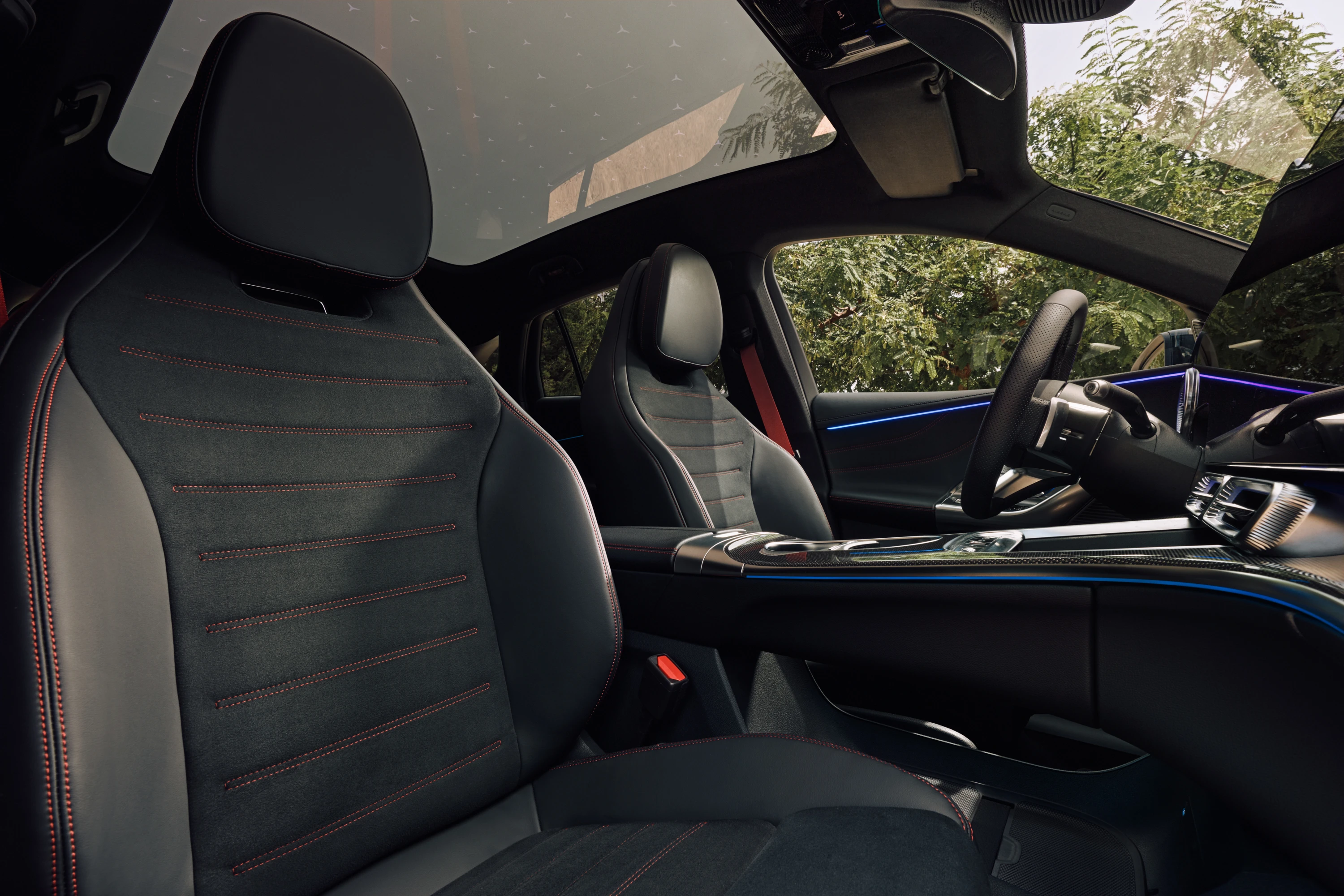 Mercedes GLC 300 4Matic frontseats view