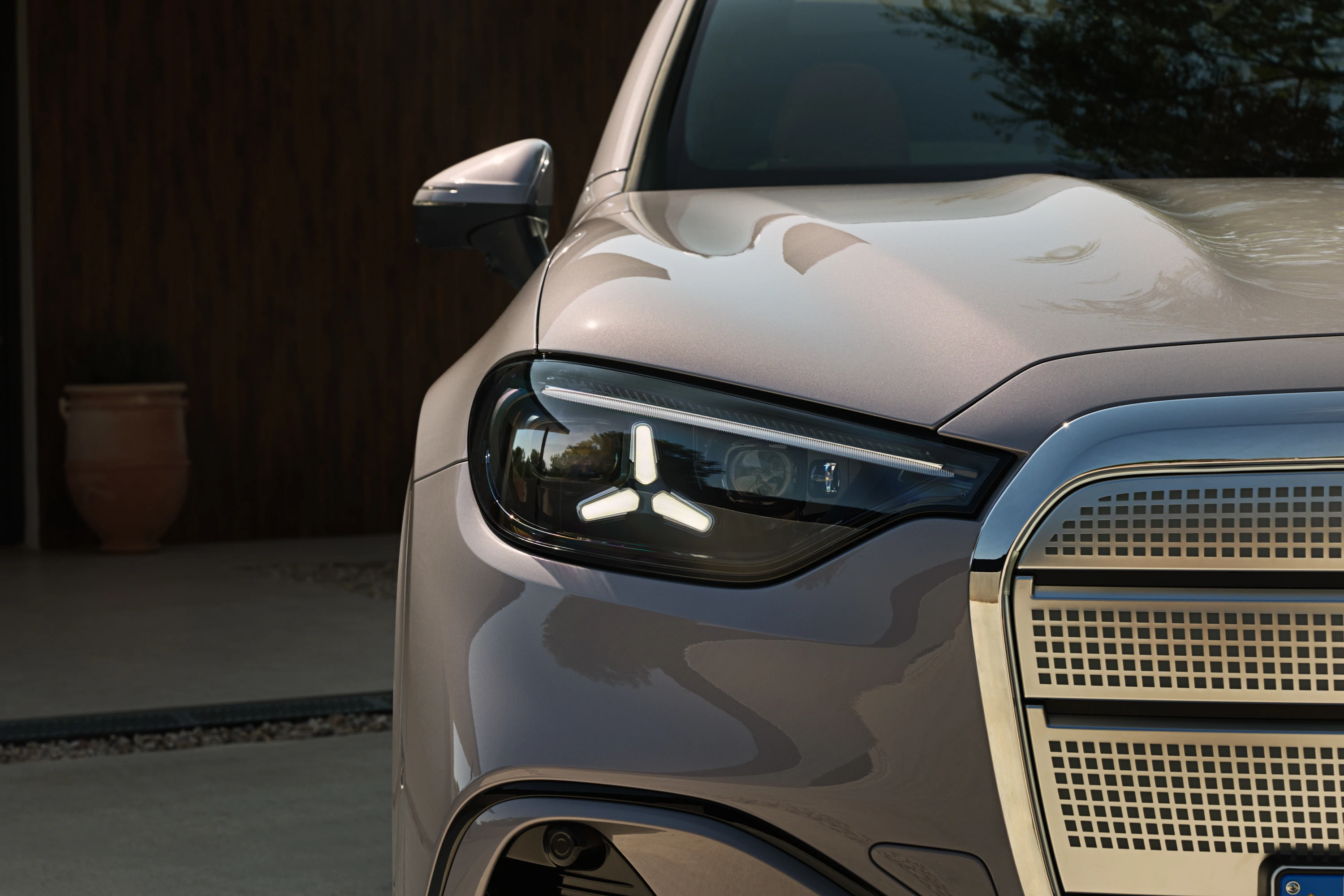 Mercedes GLC 300 4Matic headlights view