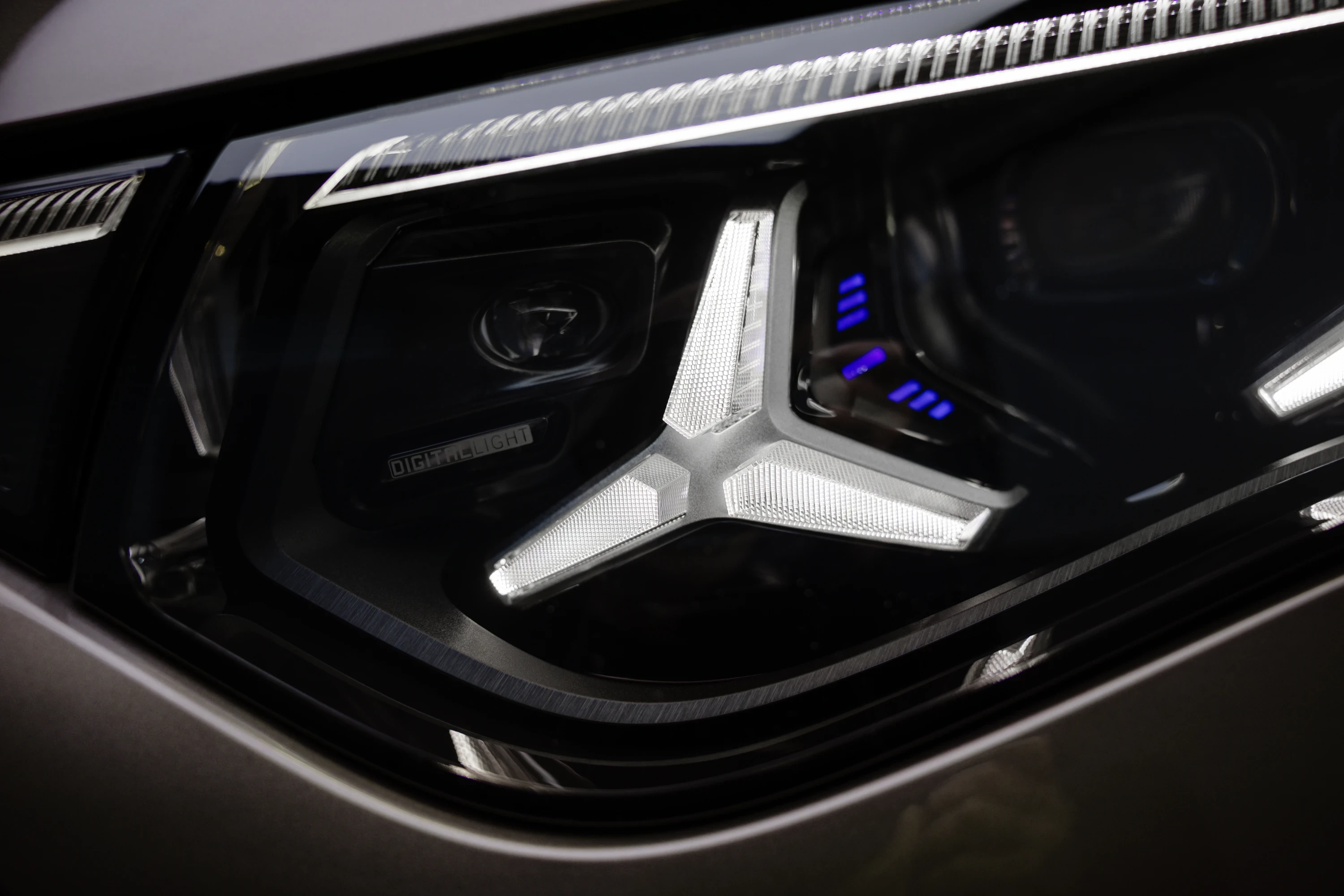 Mercedes VLE 300 headlights view