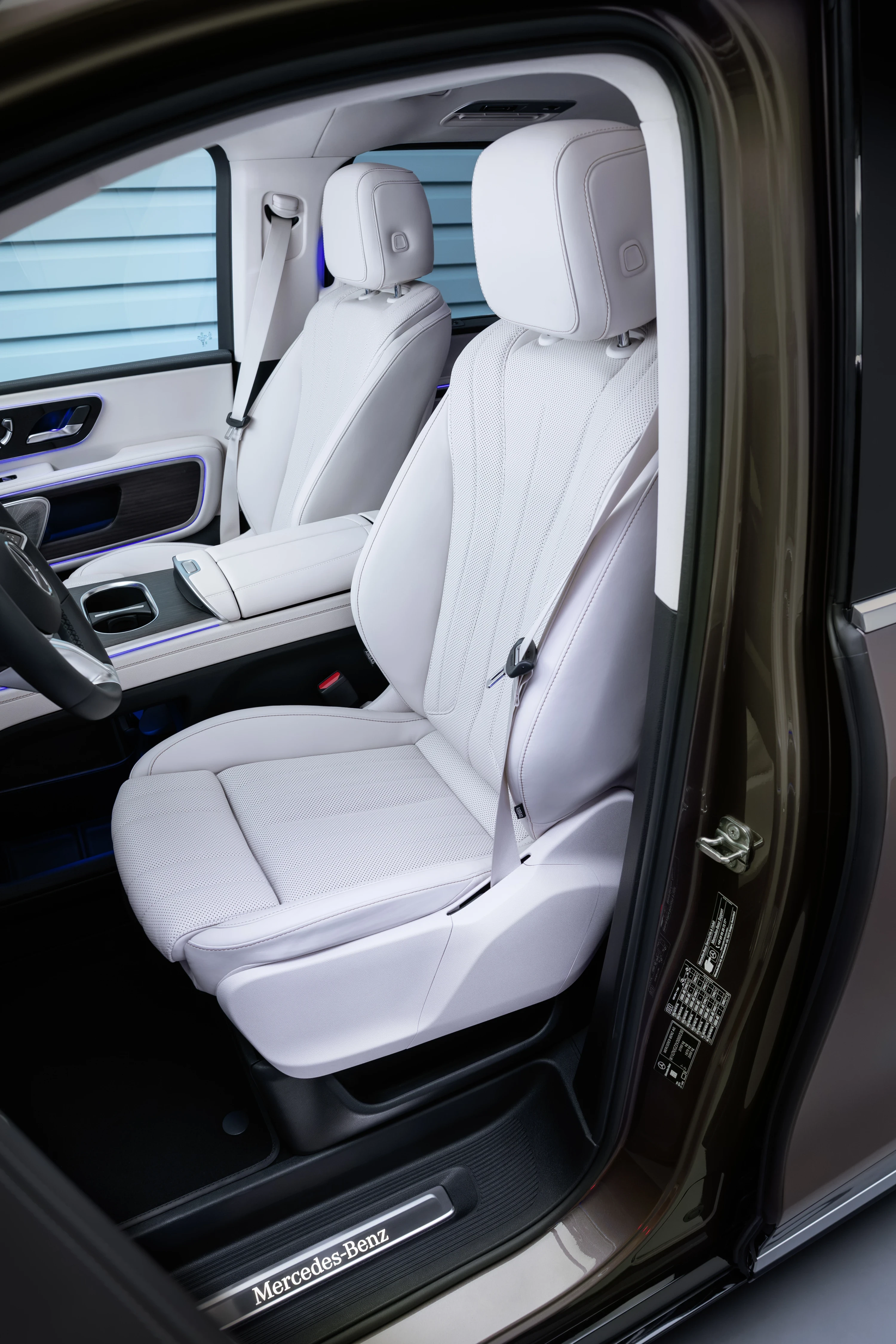 Mercedes VLE 300 frontseats view