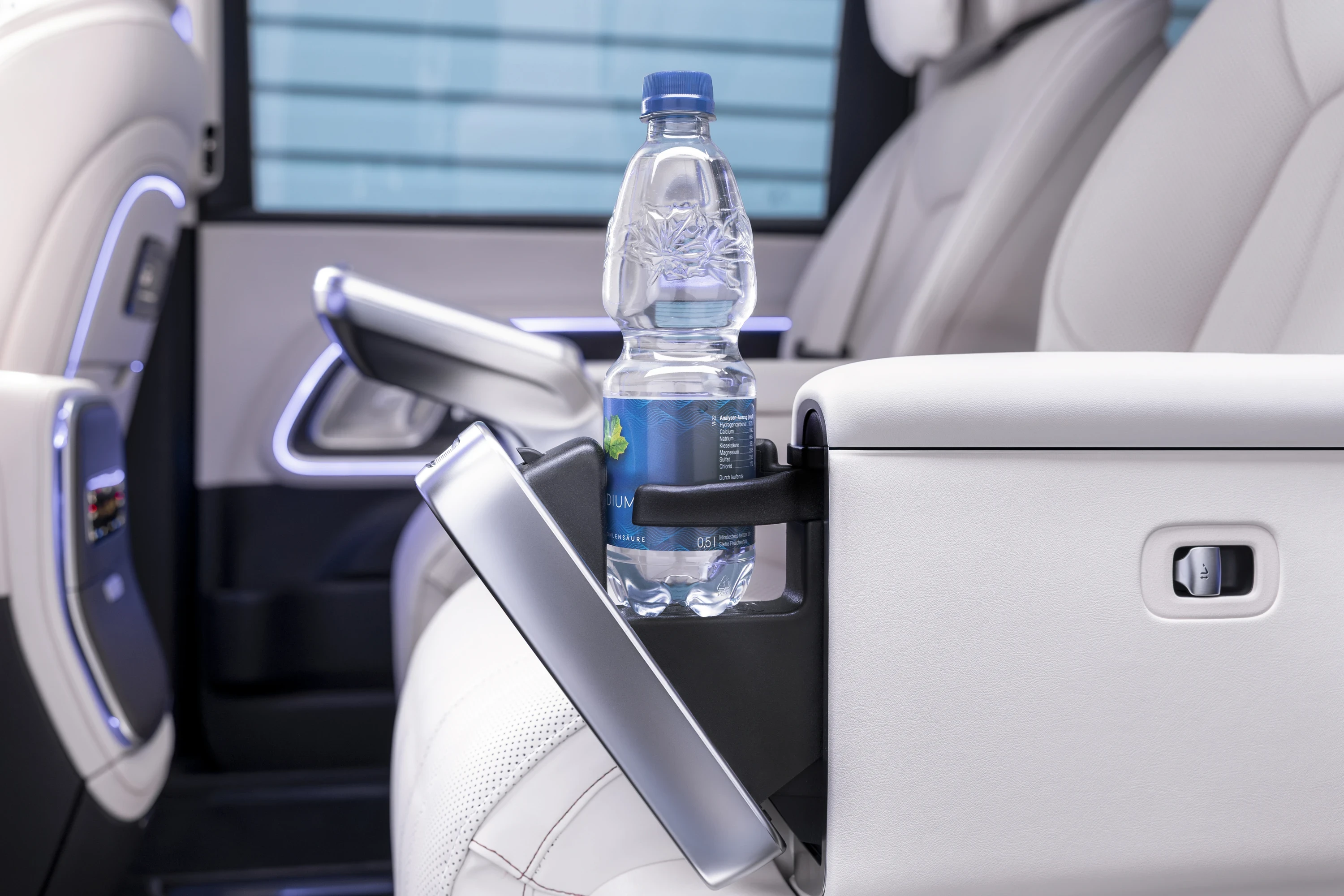 Mercedes VLE 300 interiorstorage view
