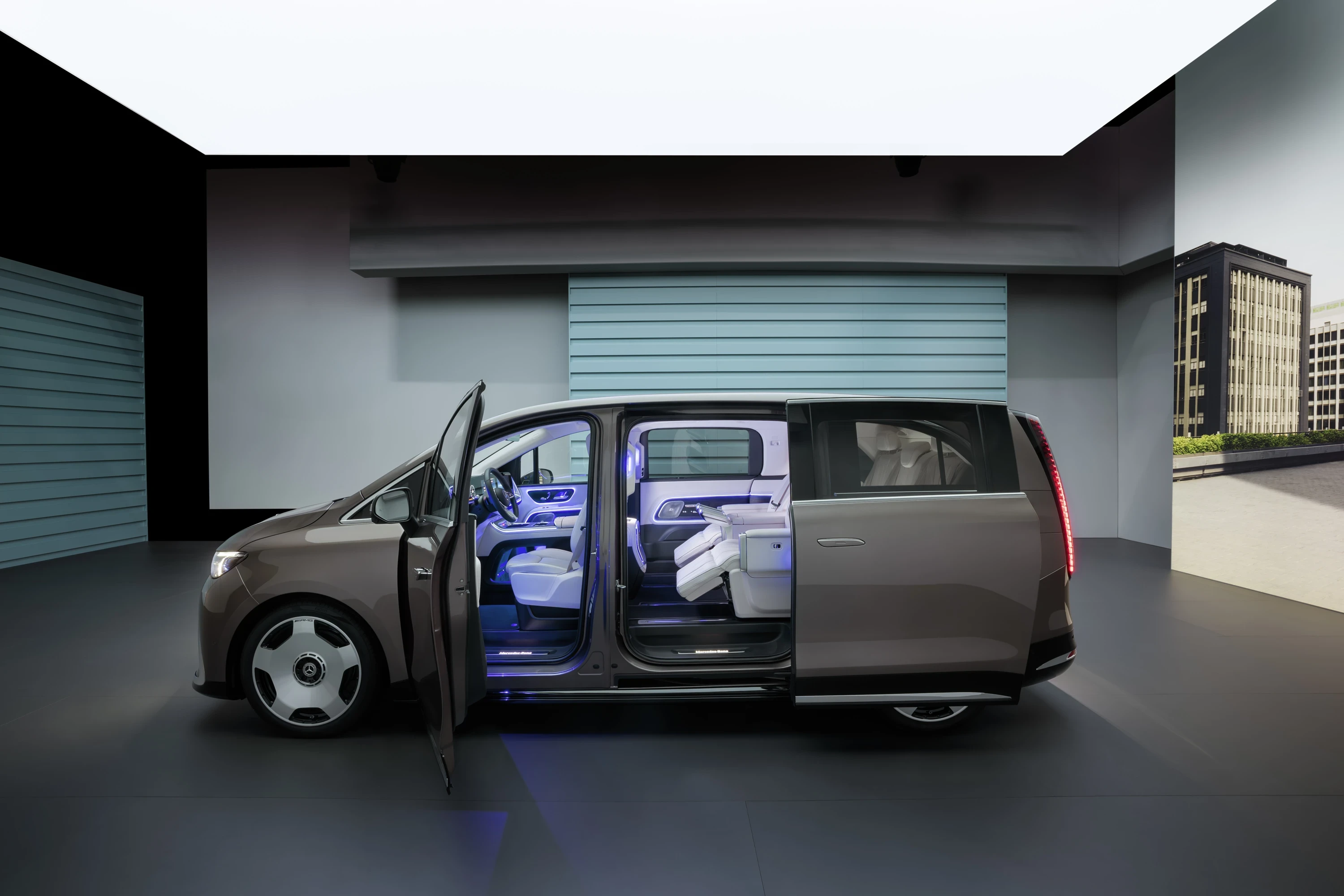 Mercedes VLE 300 exterior view