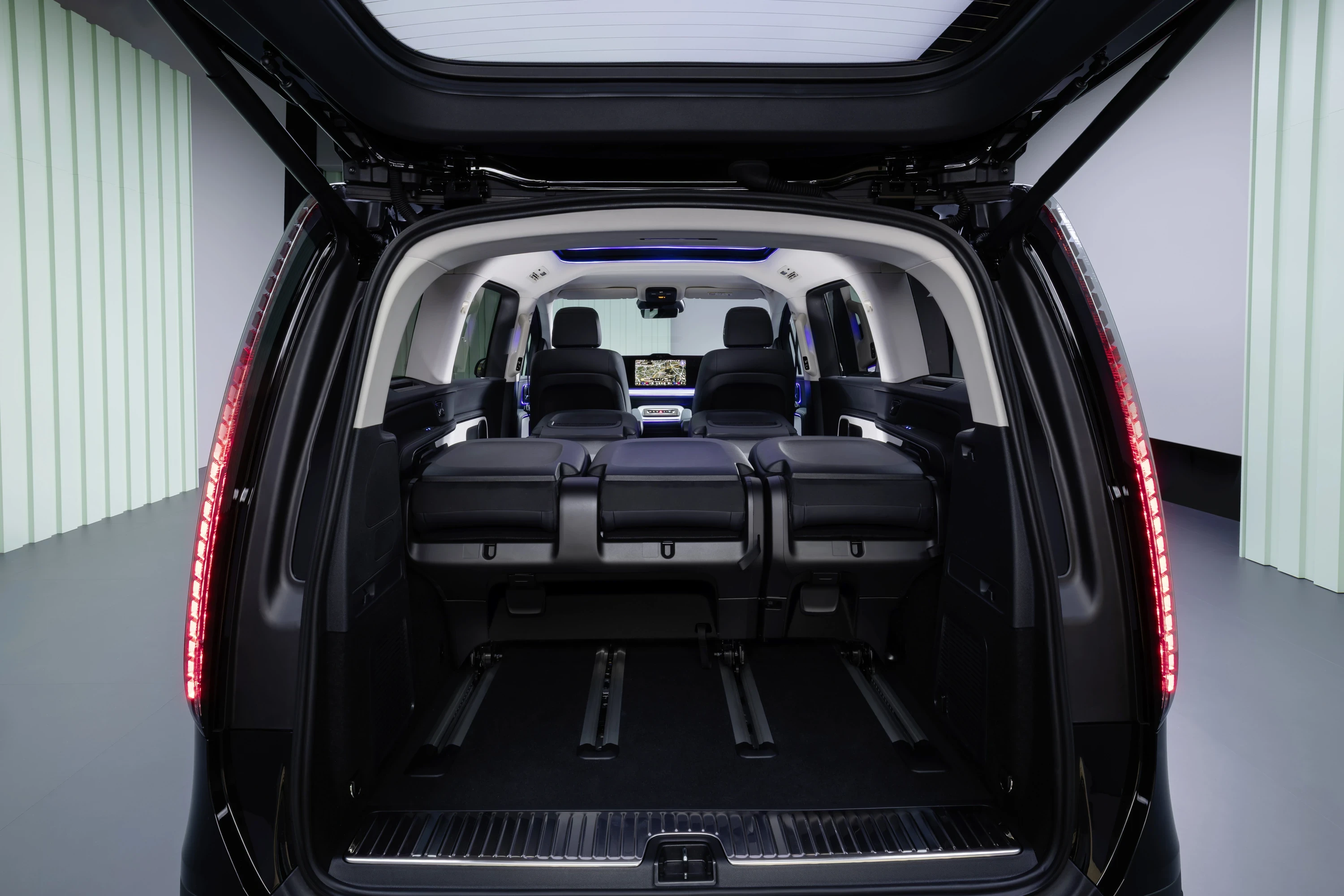 Mercedes VLE 300 trunk view