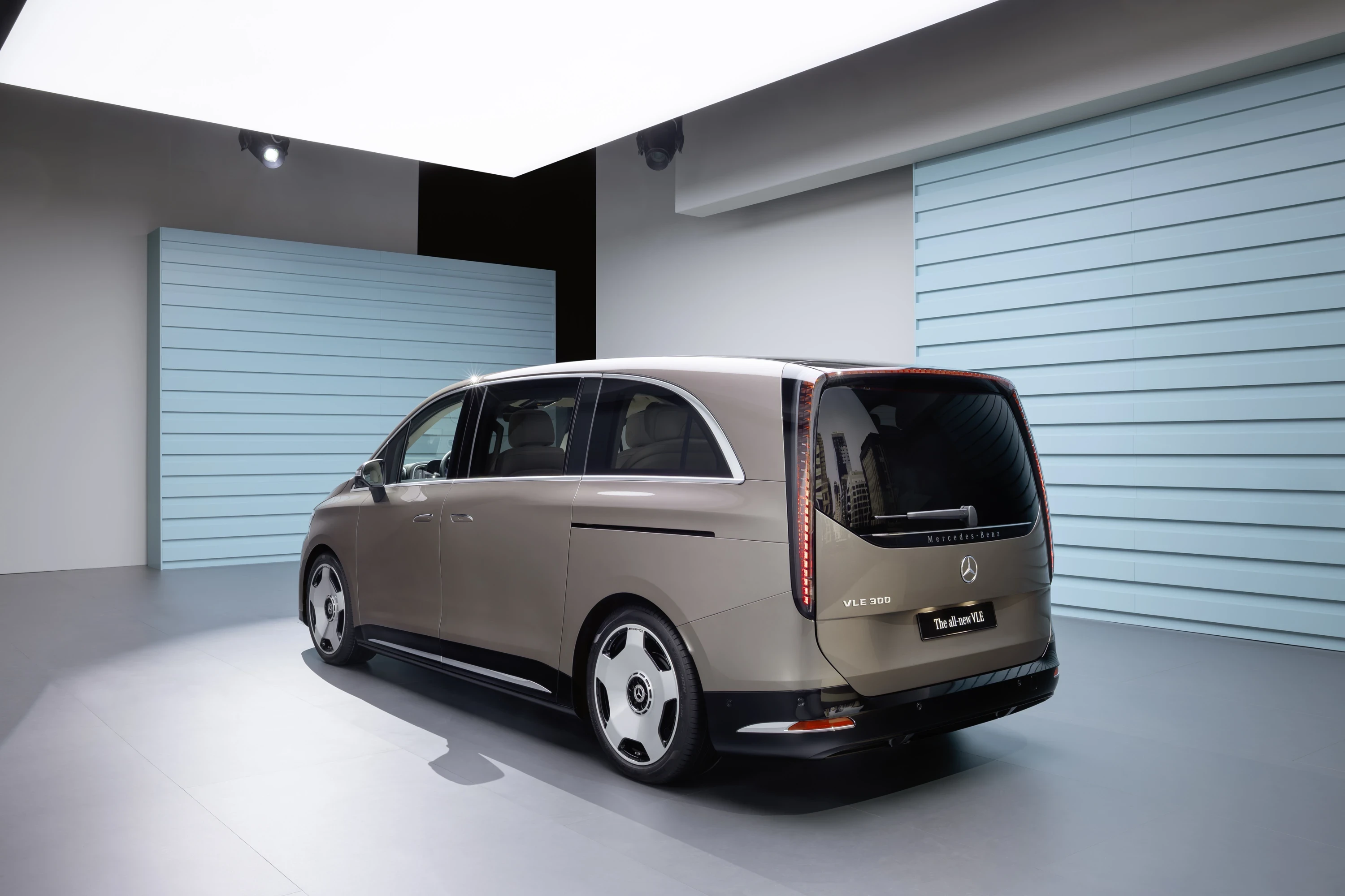 Mercedes VLE 300 exterior view