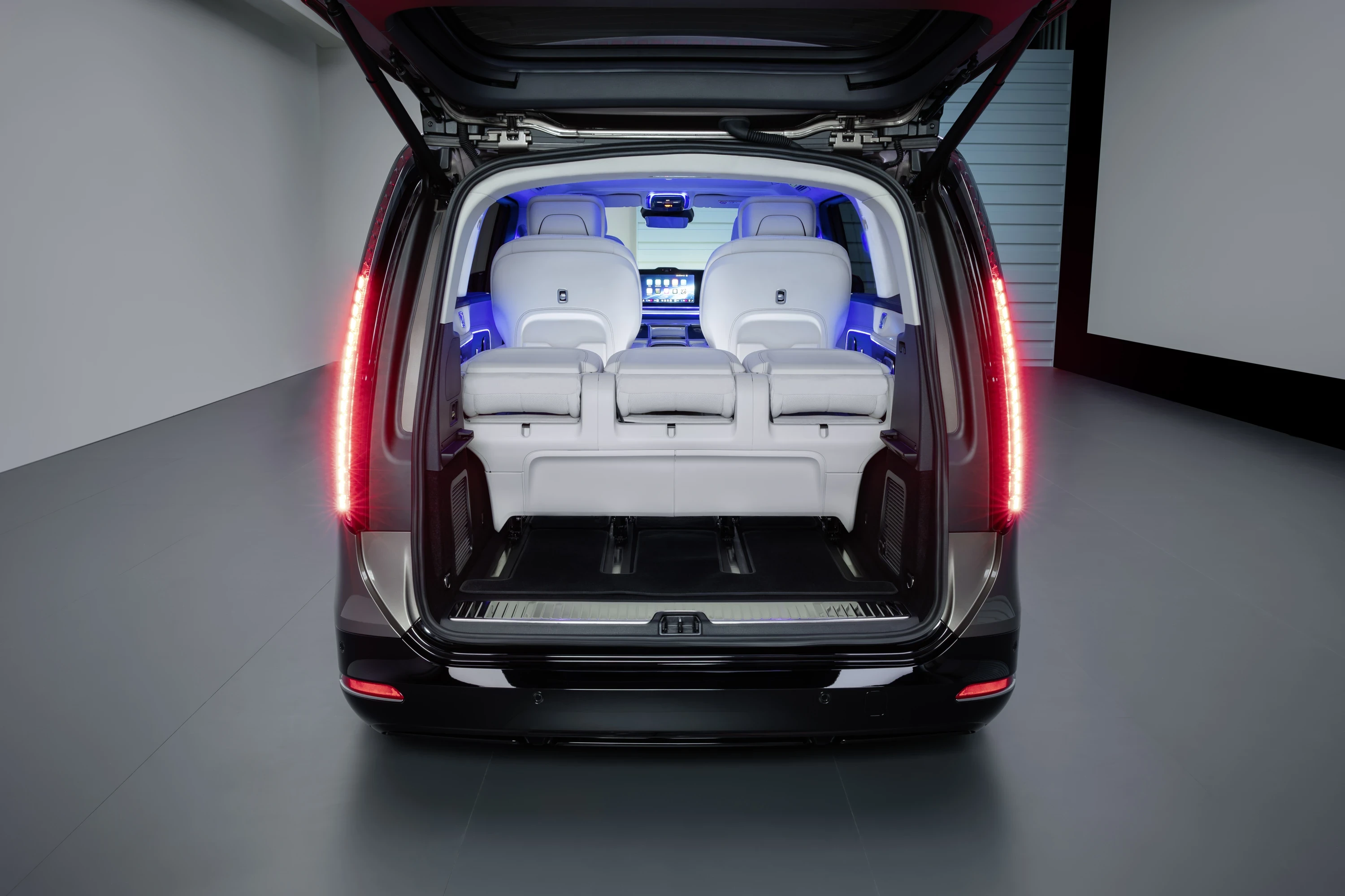 Mercedes VLE 300 trunk view