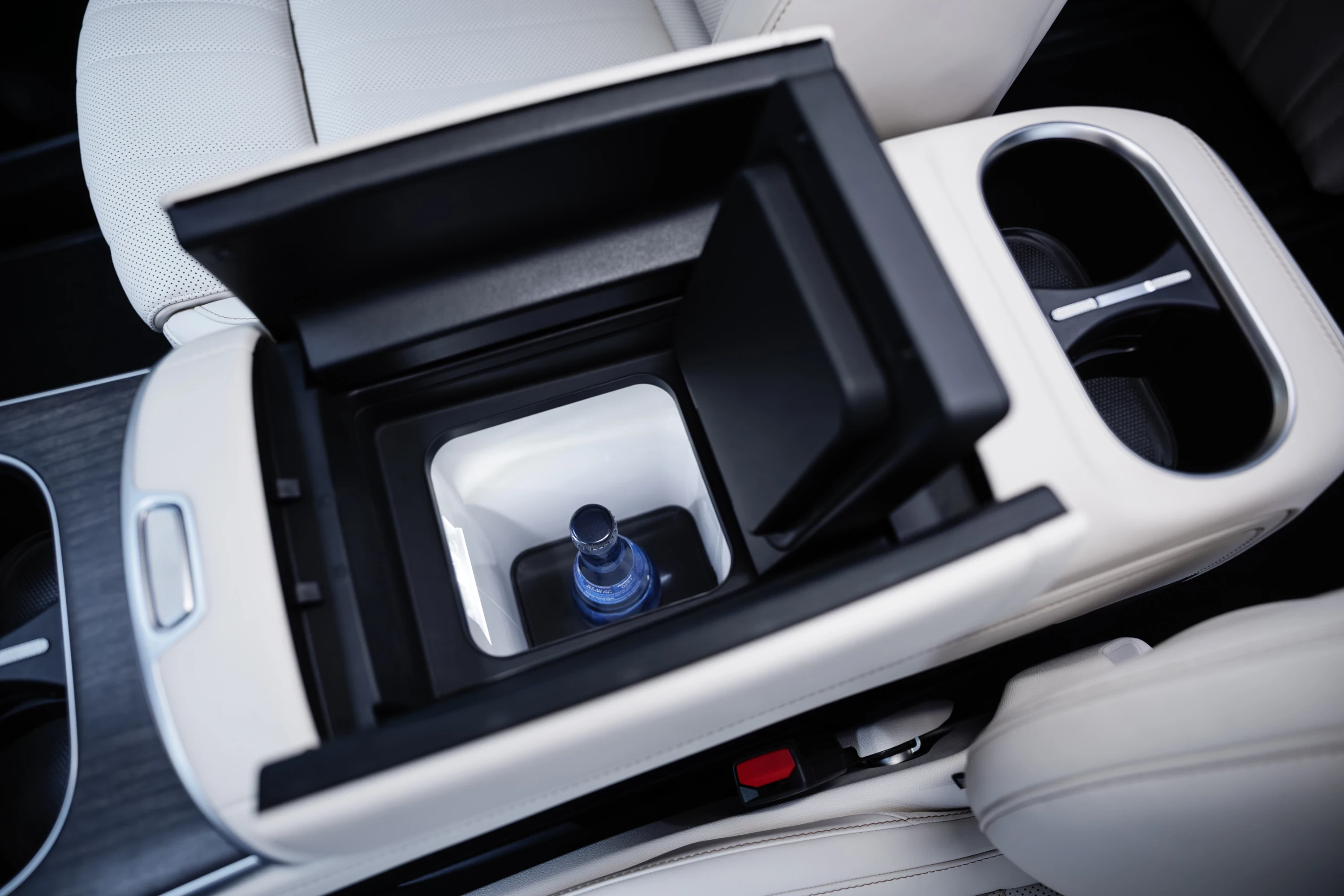 Mercedes VLE 300 interiorstorage view