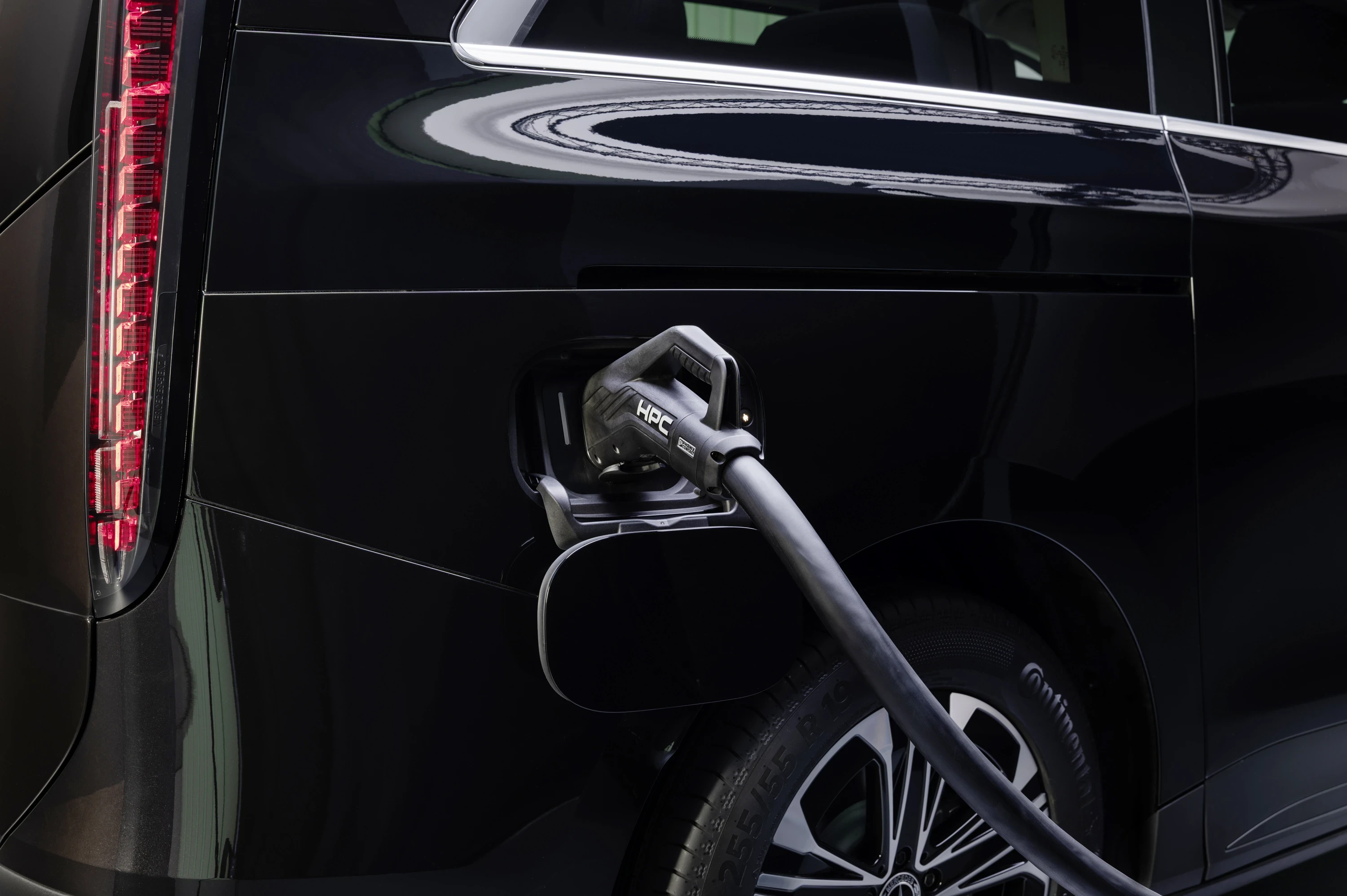 Mercedes VLE 300 charging view