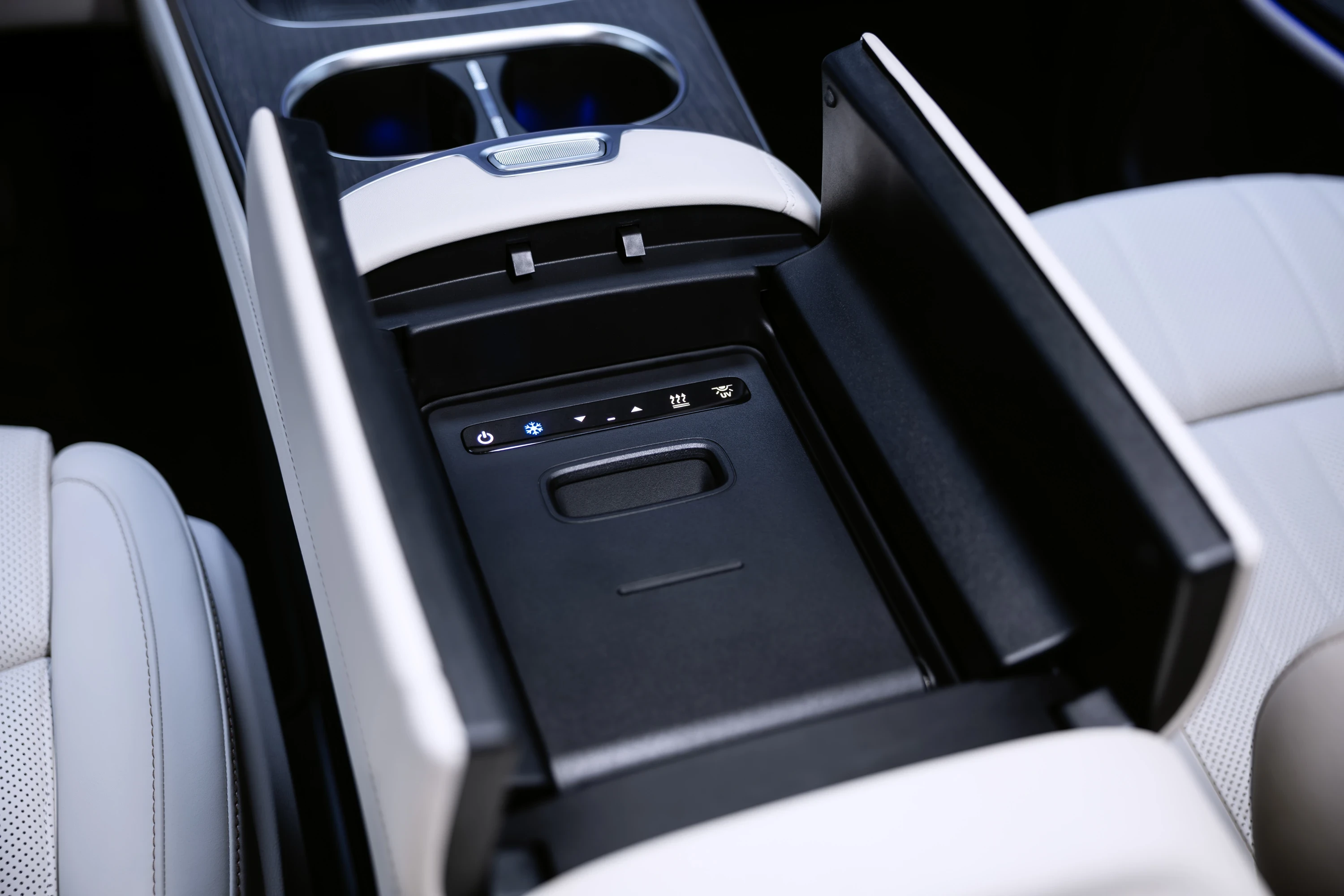 Mercedes VLE 300 interiorstorage view