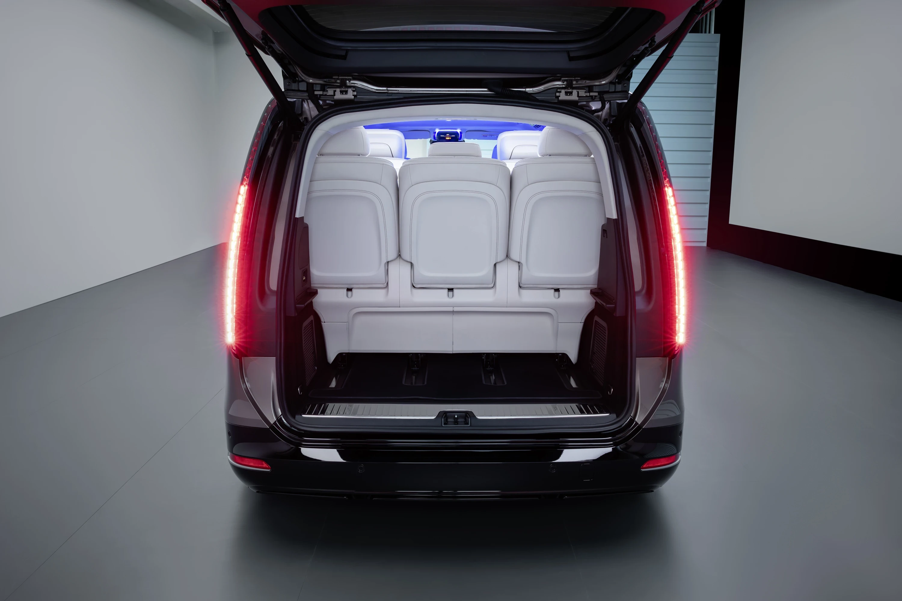 Mercedes VLE 300 trunk view
