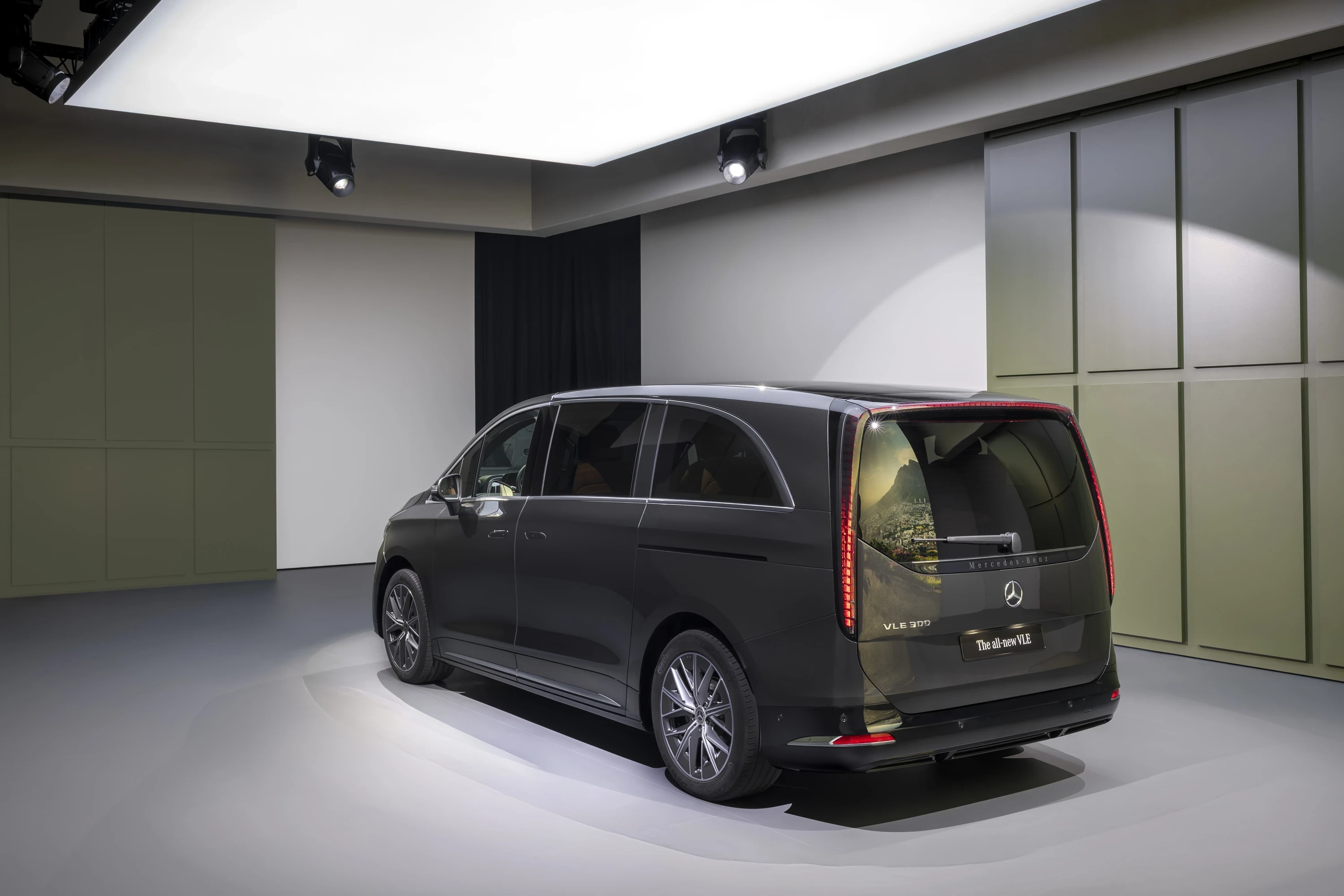 Mercedes VLE 300 exterior view
