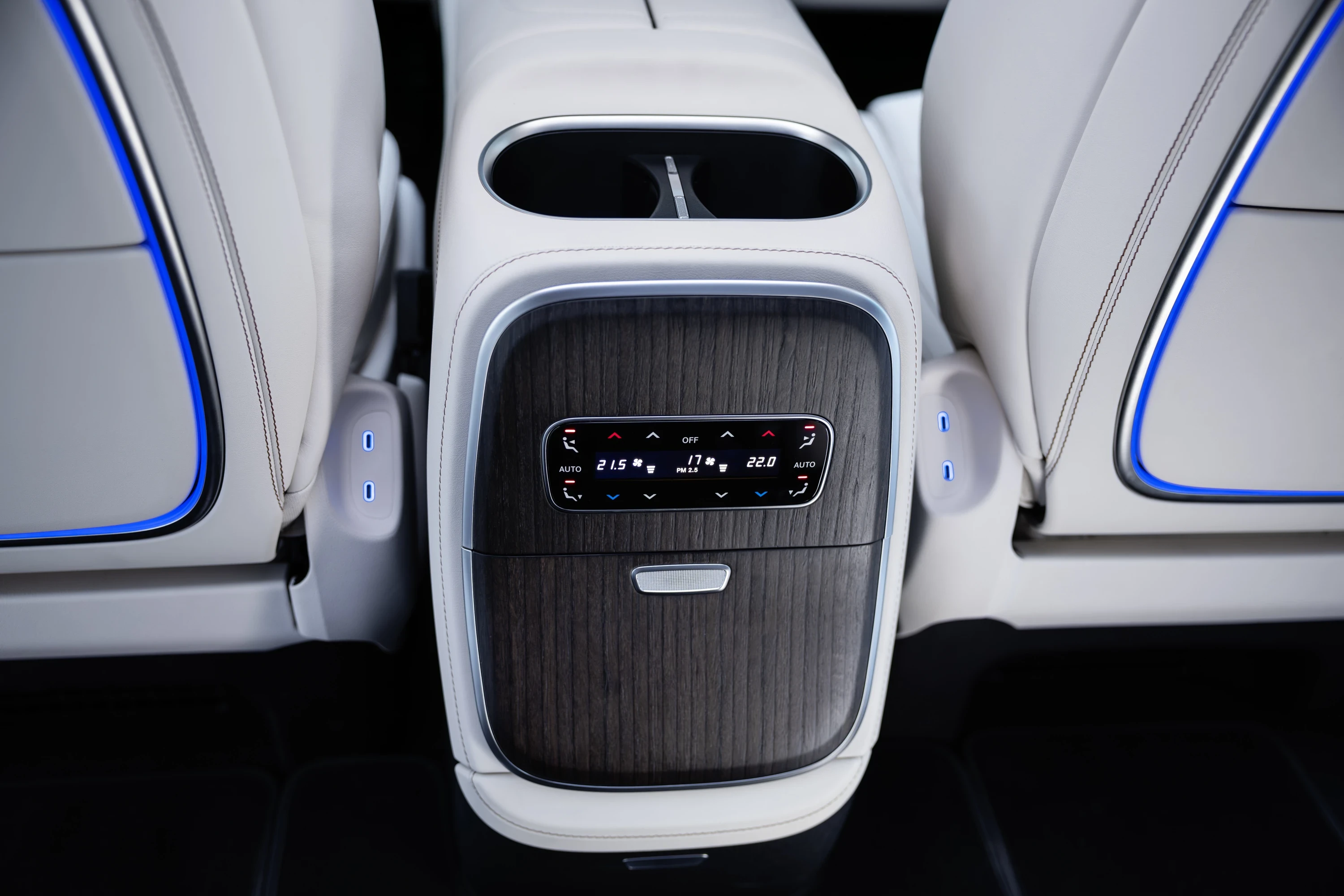 Mercedes VLE 300 interiorstorage view