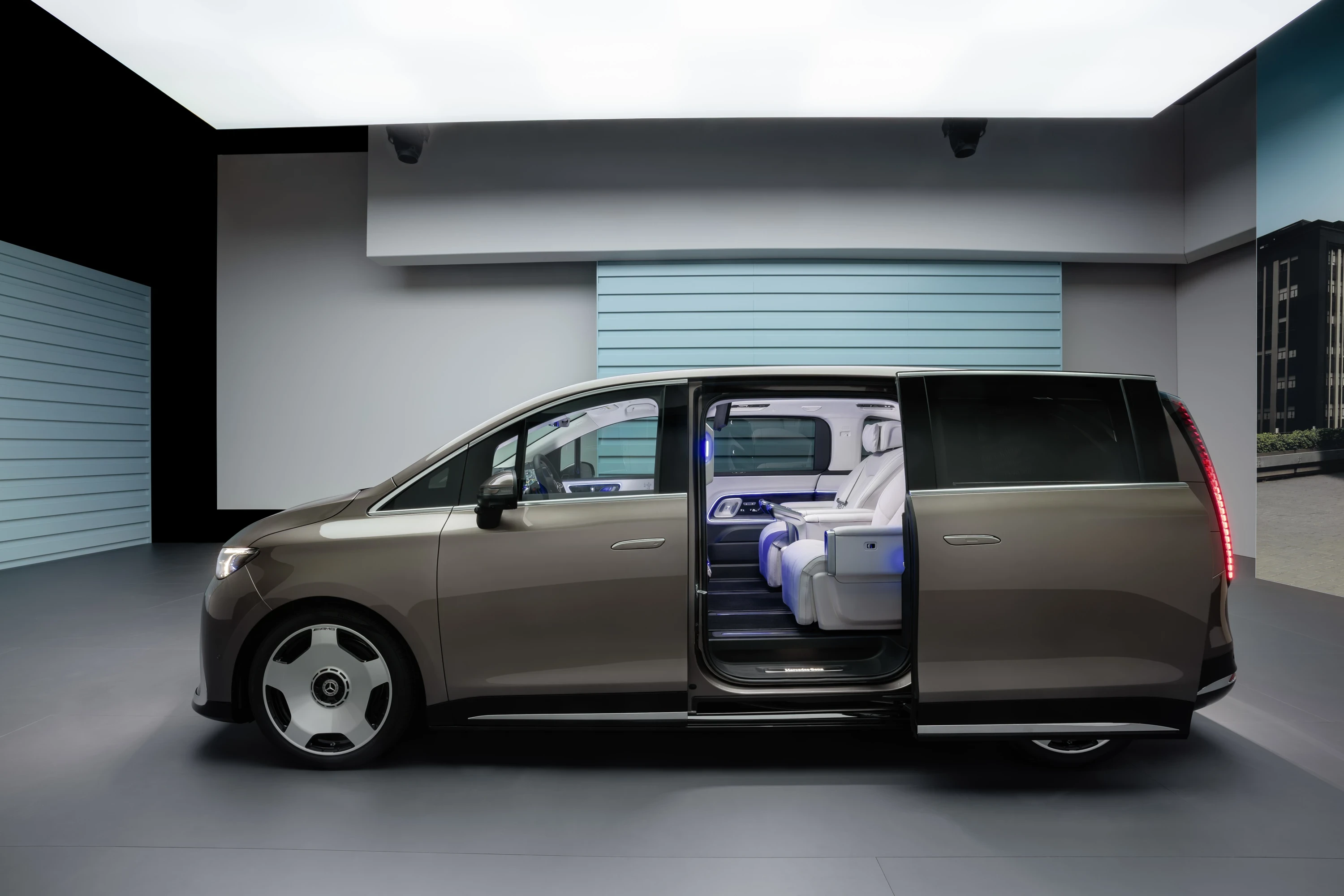 Mercedes VLE 300 exterior view
