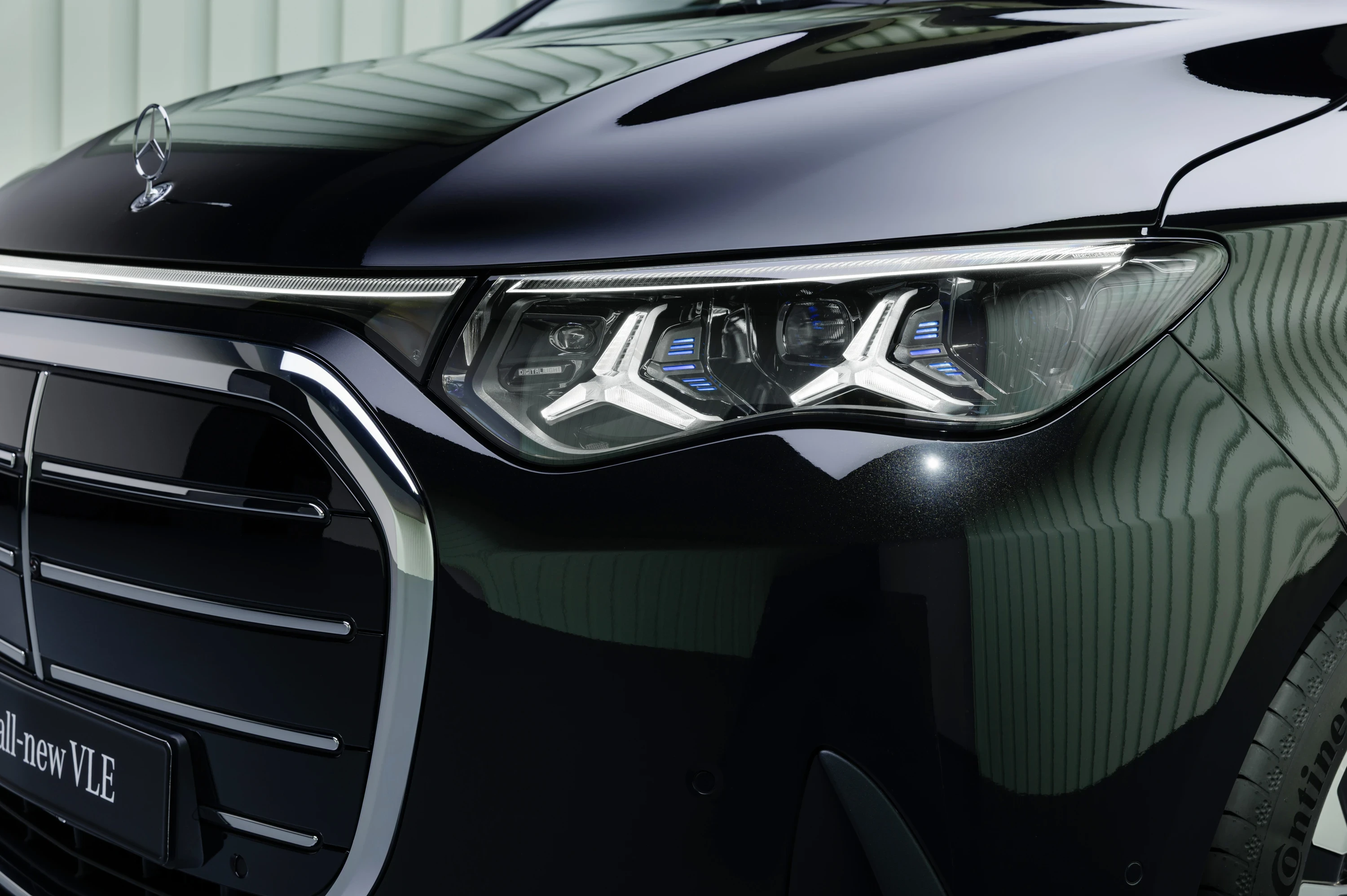 Mercedes VLE 300 headlights view