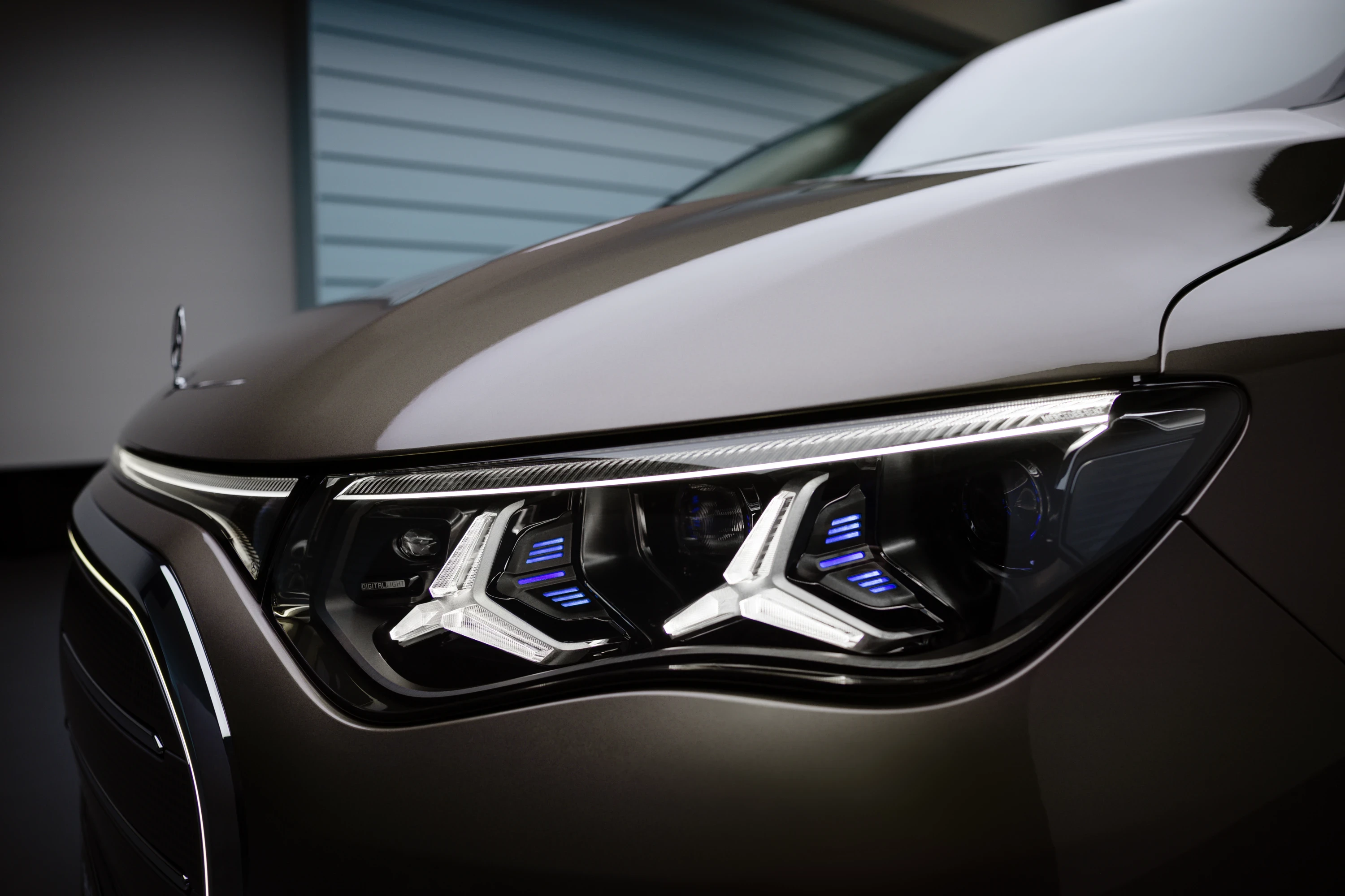 Mercedes VLE 300 headlights view